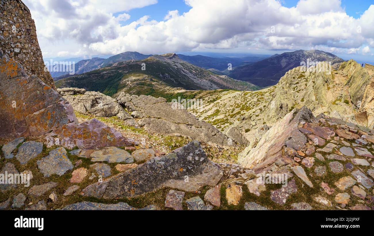 Panoramische felsige Landschaft von der Spitze des Hügels des Heiligtums der Sierra de Francia. Stockfoto