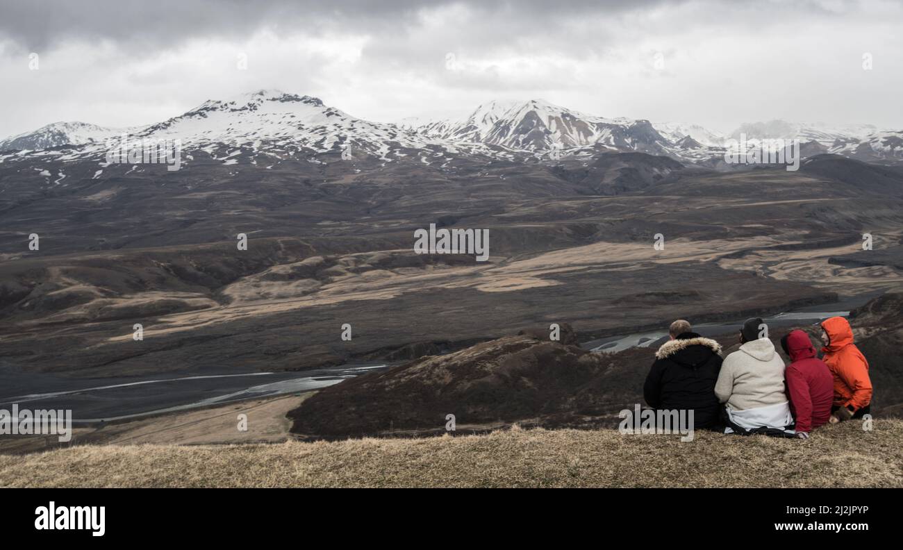 Vier Wanderer ruhen sich in Valahnúkur, island aus Stockfoto