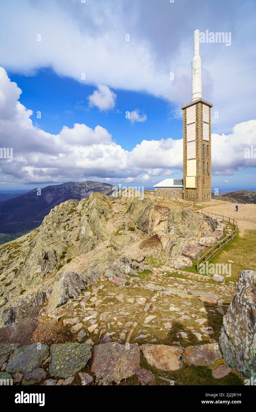 Gipfel der Sierra de Francia mit gigantischer Kommunikationsantenne an der Spitze, Salamanca Spanien. Stockfoto