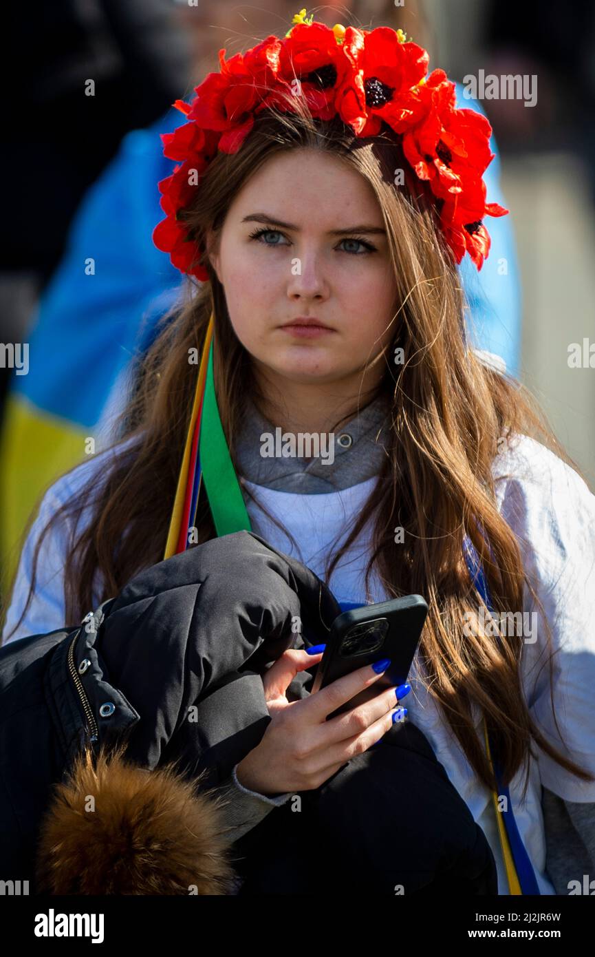 London, Großbritannien. 2. April 2022. Eine Demonstranten trägt traditionelle Blumen in ihren Haaren, um bei einem Protest auf dem Trafalgar Square Solidarität mit den Menschen in der Ukraine zu zeigen. Die russische Invasion in der Ukraine begann am 24. Februar 2022. Kredit: Stephen Chung / Alamy Live Nachrichten Stockfoto