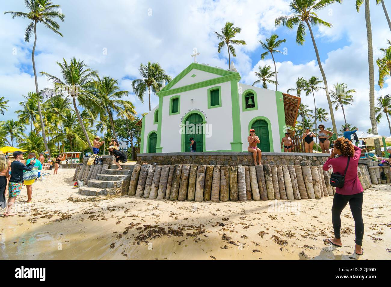 TAMANDARE, PE, Brasilien - 18. Oktober 2021: Touristen, die Fotos in Igrejinha dos Carneiros, der Kapelle des heiligen Benedikt, machen. Eines der touristischen Ziele Stockfoto