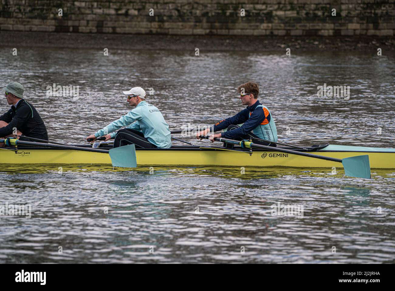 LONDON, GROSSBRITANNIEN. 2 April, 2022 . Die Männer-Crew der Cambridge University (blau) trainiert an einem hellen Morgen auf der Themse in Putney vor dem Boat Race, das am 3. April 2022 stattfinden wird. - Das University Boat Race 147. zwischen Mannschaften der Universitäten Oxford und Cambridge findet auf einer 4,2 Meilen langen Flutstrecke der Themse im Südwesten Londons von Putney bis Mortlake statt. Kredit: amer ghazzal/Alamy Live Nachrichten Stockfoto