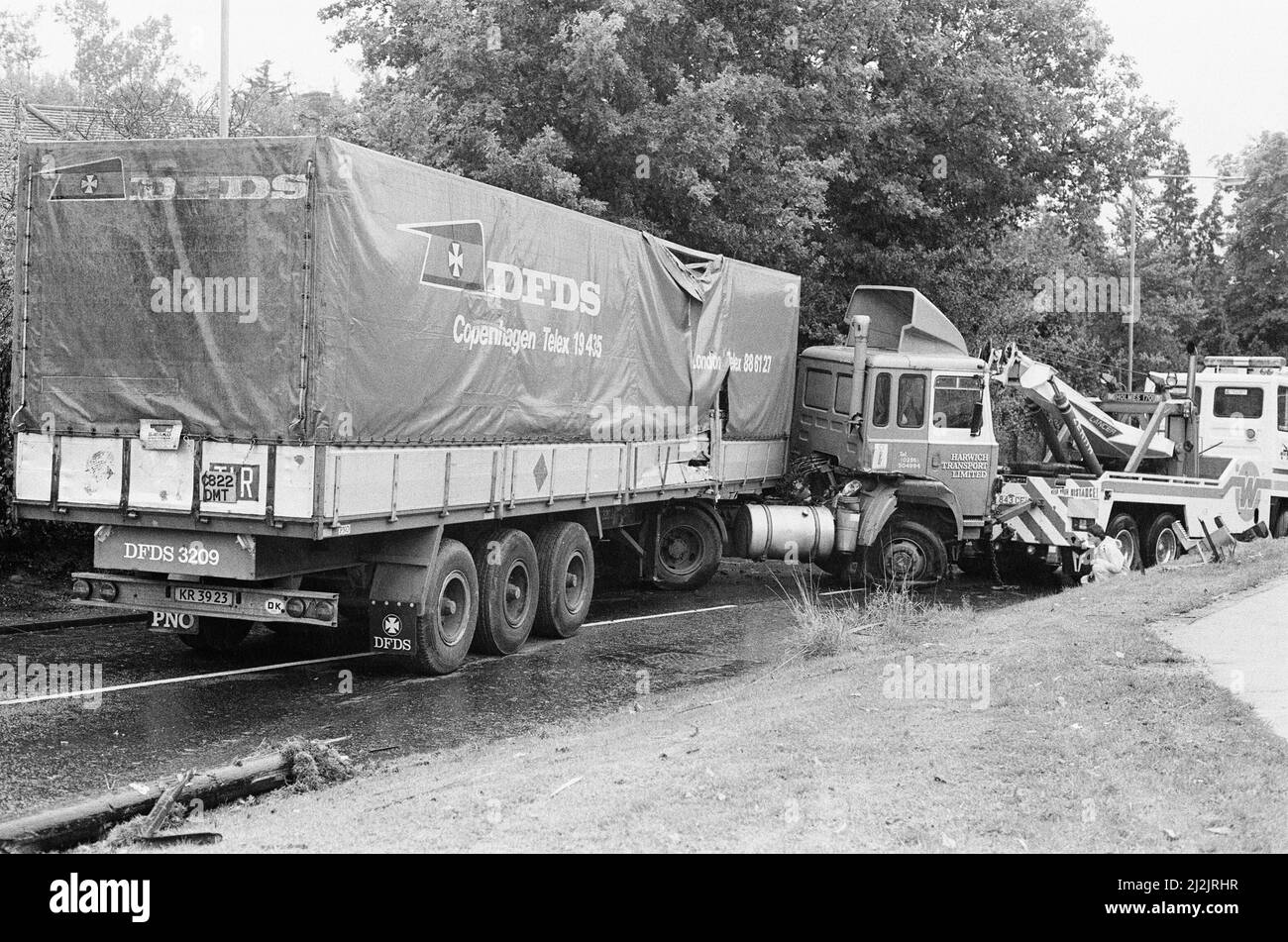 Der Große Sturm Oktober 1987. Unser Bild Zeigt . . . Sturmschaden Bracknell, Berkshire, England, 16.. Oktober 1987. Der große Sturm von 1987 ereignete sich in der Nacht vom 15.. Auf den 16.. Oktober 1987. Ein ungewöhnlich starkes Wettersystem führte dazu, dass Winde einen Großteil Südenglands und Nordfrankreichs trafen. Es war der schlimmste Sturm, der England seit dem Großen Sturm von 1703 getroffen hat. Der Schaden wurde auf 7,3 Milliarden Pfund im Vereinigten Königreich und 23 Milliarden Franken im Vereinigten Königreich geschätzt. Stockfoto