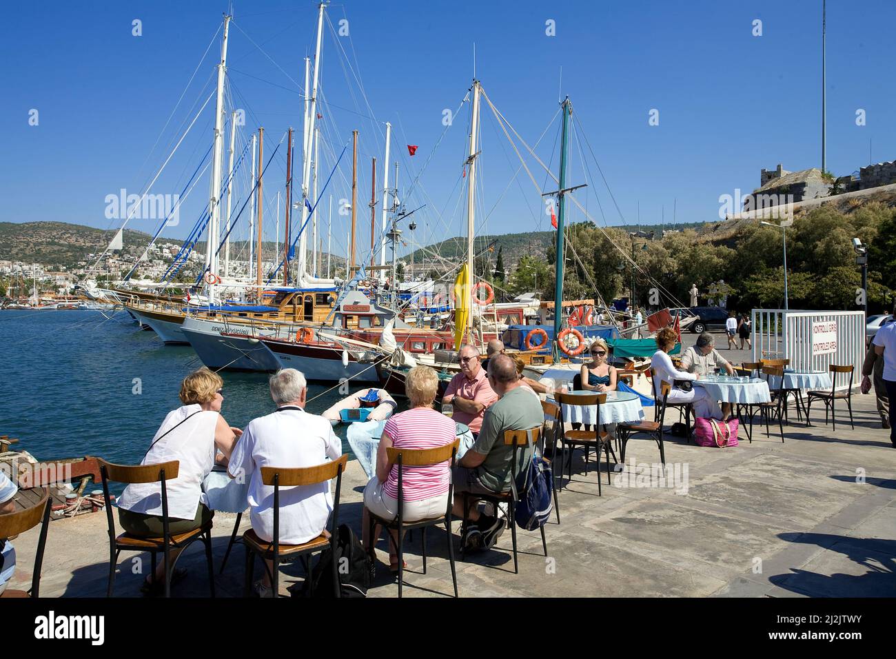 Menschen sitzen in einem Hafenrestaurant, Hafen von Bodrum, Türkei, Mittelmeer Stockfoto