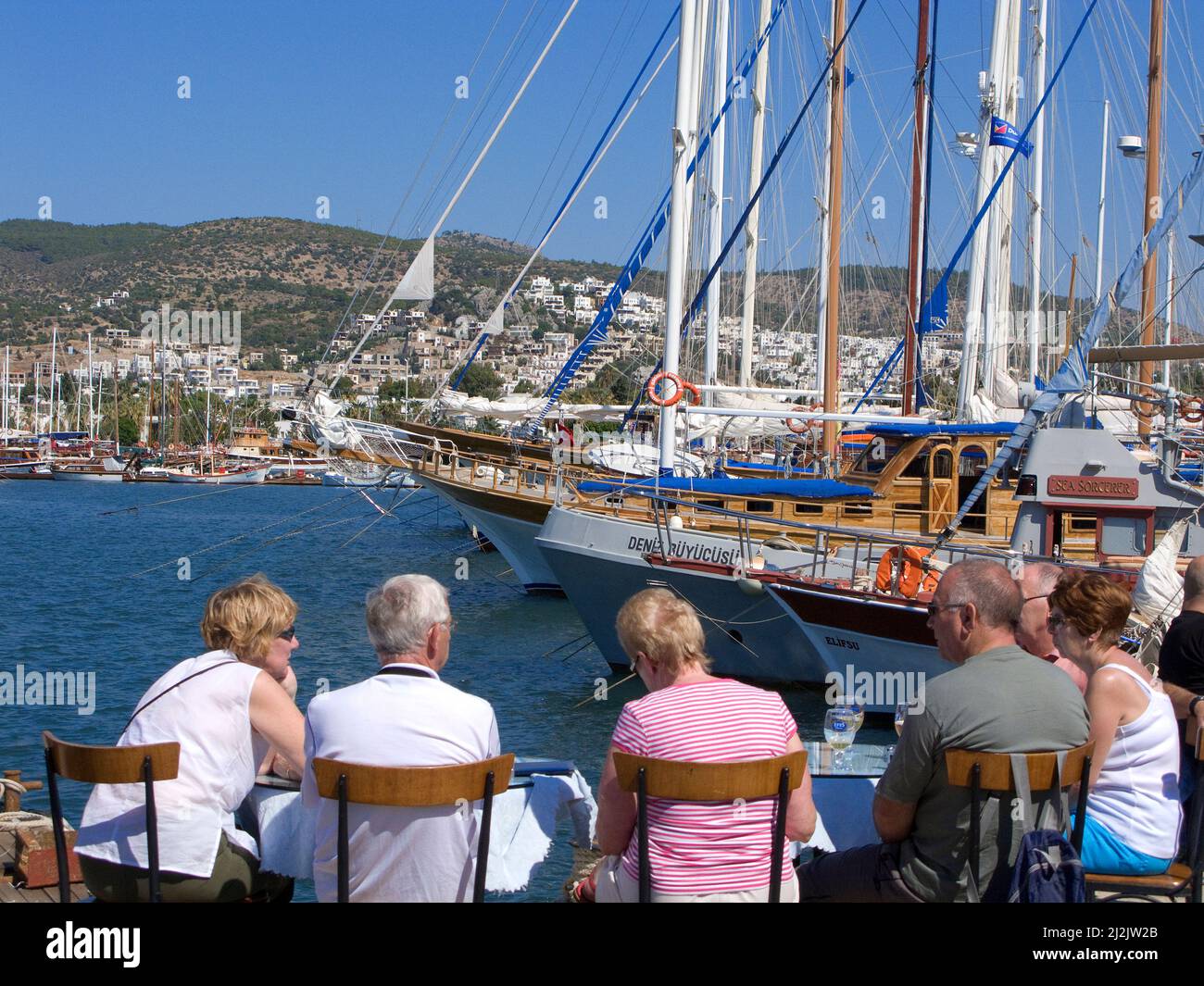 Menschen sitzen in einem Hafenrestaurant, Hafen von Bodrum, Türkei, Mittelmeer Stockfoto