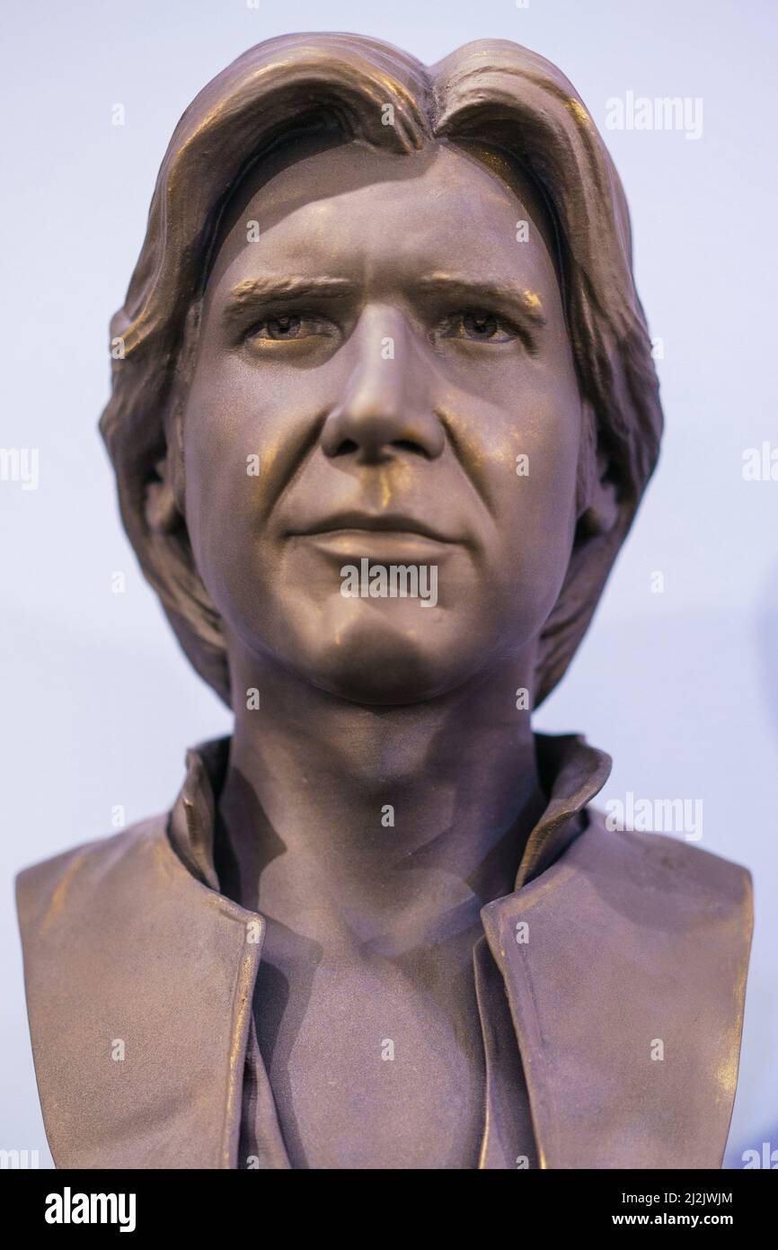 Eine Figur der Figur Han Solo wird während der Ausstellung „The Star Wars Universe“ des Bildhauers Juan Villa in der Ausstellungshalle Paco de Lucía in Madrid ausgestellt. Das Star Wars-Universum kann bis zum 28. April in der Ausstellungshalle Paco de Lucía kostenlos besucht werden. Die ausgestellten Arbeiten sind Teil der Arbeit, die dieser Meister mit seinem Team für die zukünftige Dauerausstellung Puerto Espacio entwickelt, ein eigenes Science-Fiction-Projekt. Stockfoto