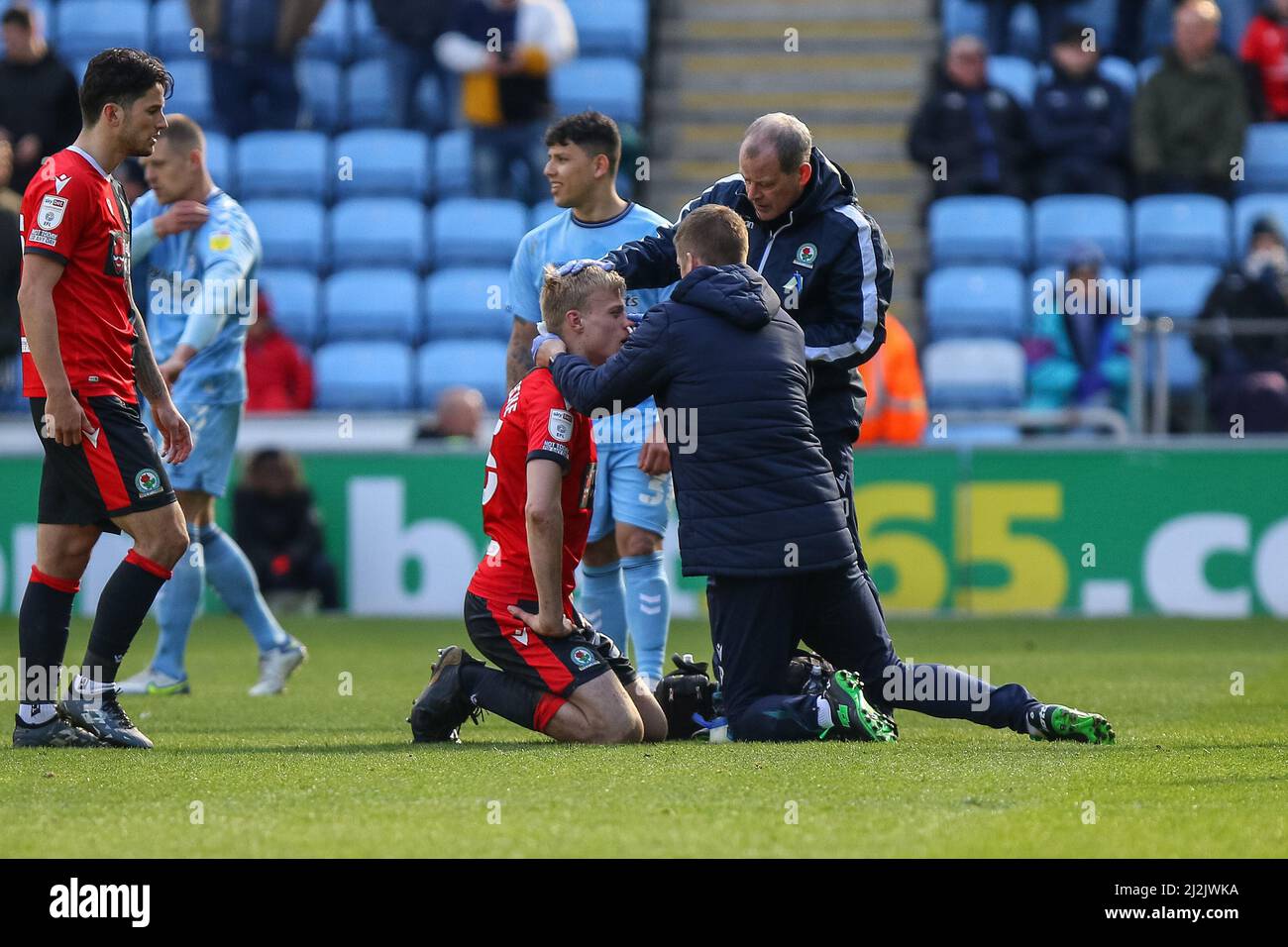 Jan Paul van Hecke #25 von Blackburn Rovers wird behandelt Stockfoto