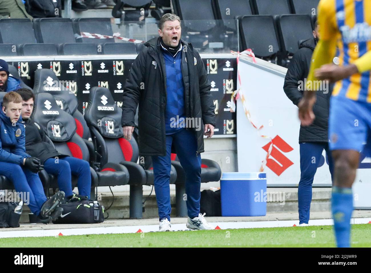 MILTON KEYNES, GROSSBRITANNIEN. APRIL 2ND. Steve Cotterill, Manager von Shrewsbury Town, während der zweiten Hälfte des Spiels der Sky Bet League 1 zwischen MK Dons und Shrewsbury Town im Stadium MK, Milton Keynes am Samstag, den 2.. April 2022. (Kredit: John Cripps | MI Nachrichten) Kredit: MI Nachrichten & Sport /Alamy Live Nachrichten Stockfoto