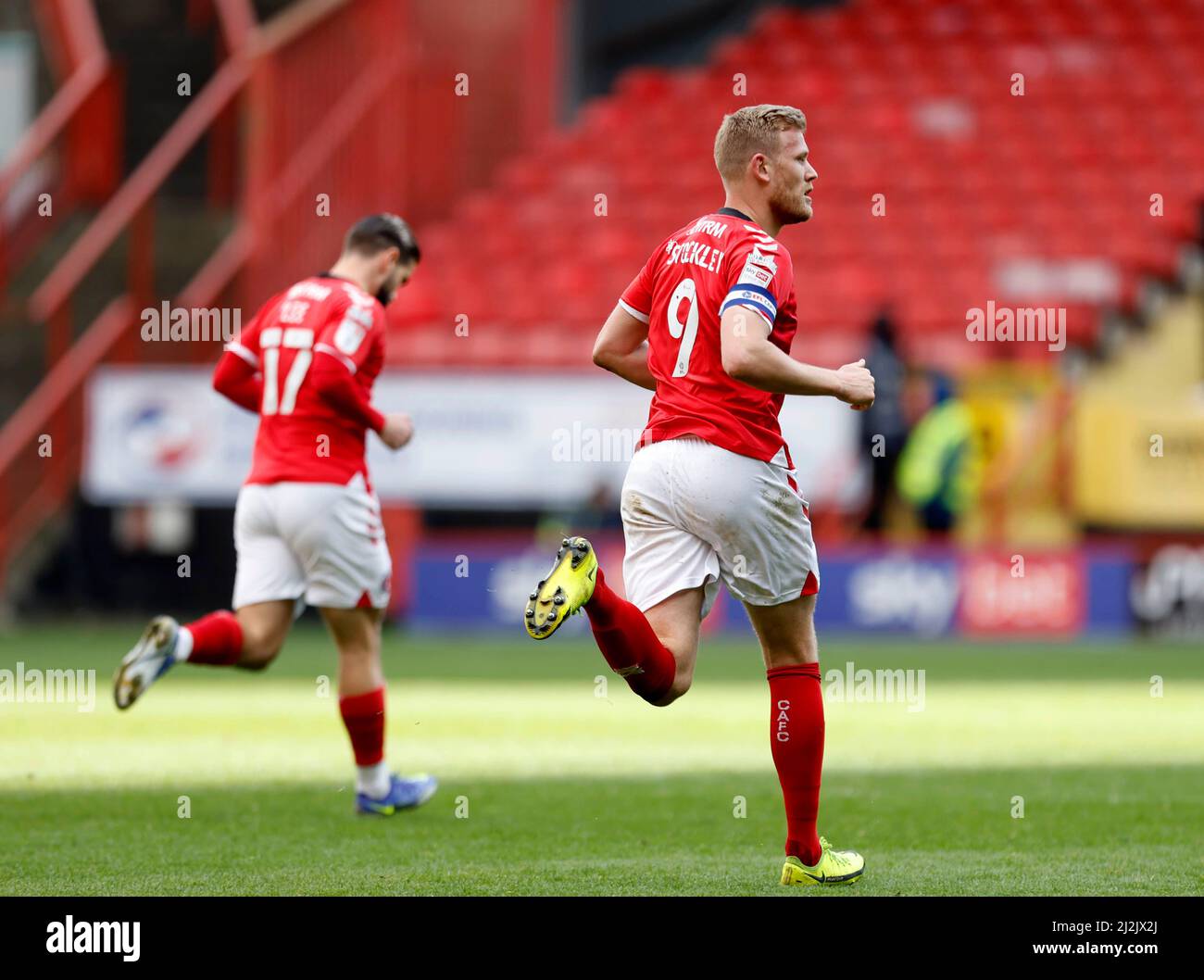 Charlton Athletic feiert Jayden Stockley, nachdem er im Sky Bet League One-Spiel im The Valley, London, das erste Tor des Spiels seiner Seite erzielt hat. Bilddatum: Samstag, 2. April 2022. Stockfoto