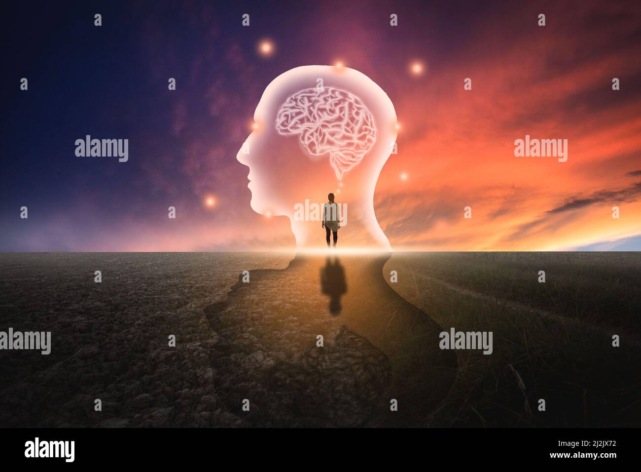 Ein virtueller Mann mit symbolischen Neuronen im Gehirn Freiheit des Denkens Kreative Ideen, Ideen und Innovationen / Abendhimmel Hintergrund Stockfoto