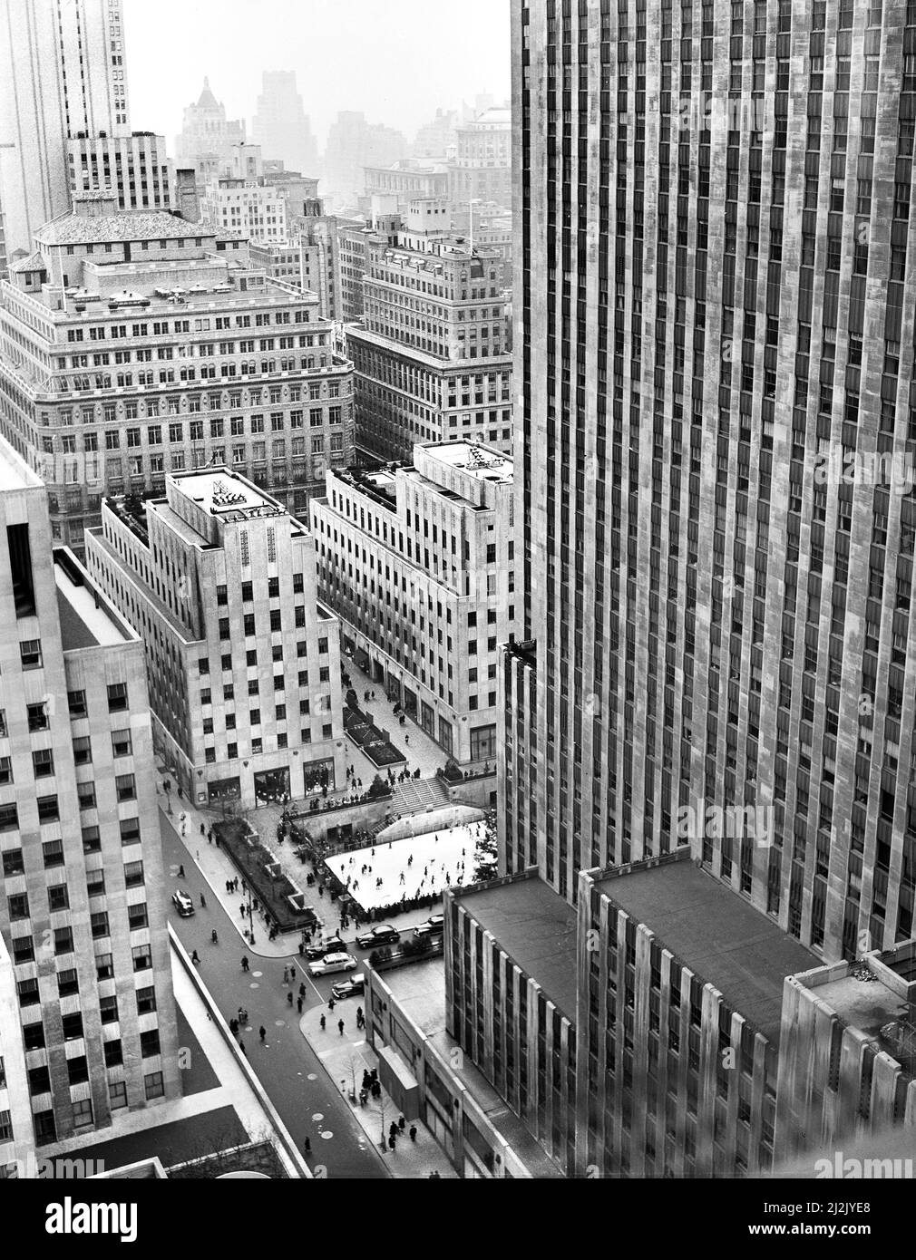 Blick auf die Eislaufbahn und das Rockefeller Center, New York City, New York, USA, Stockfoto