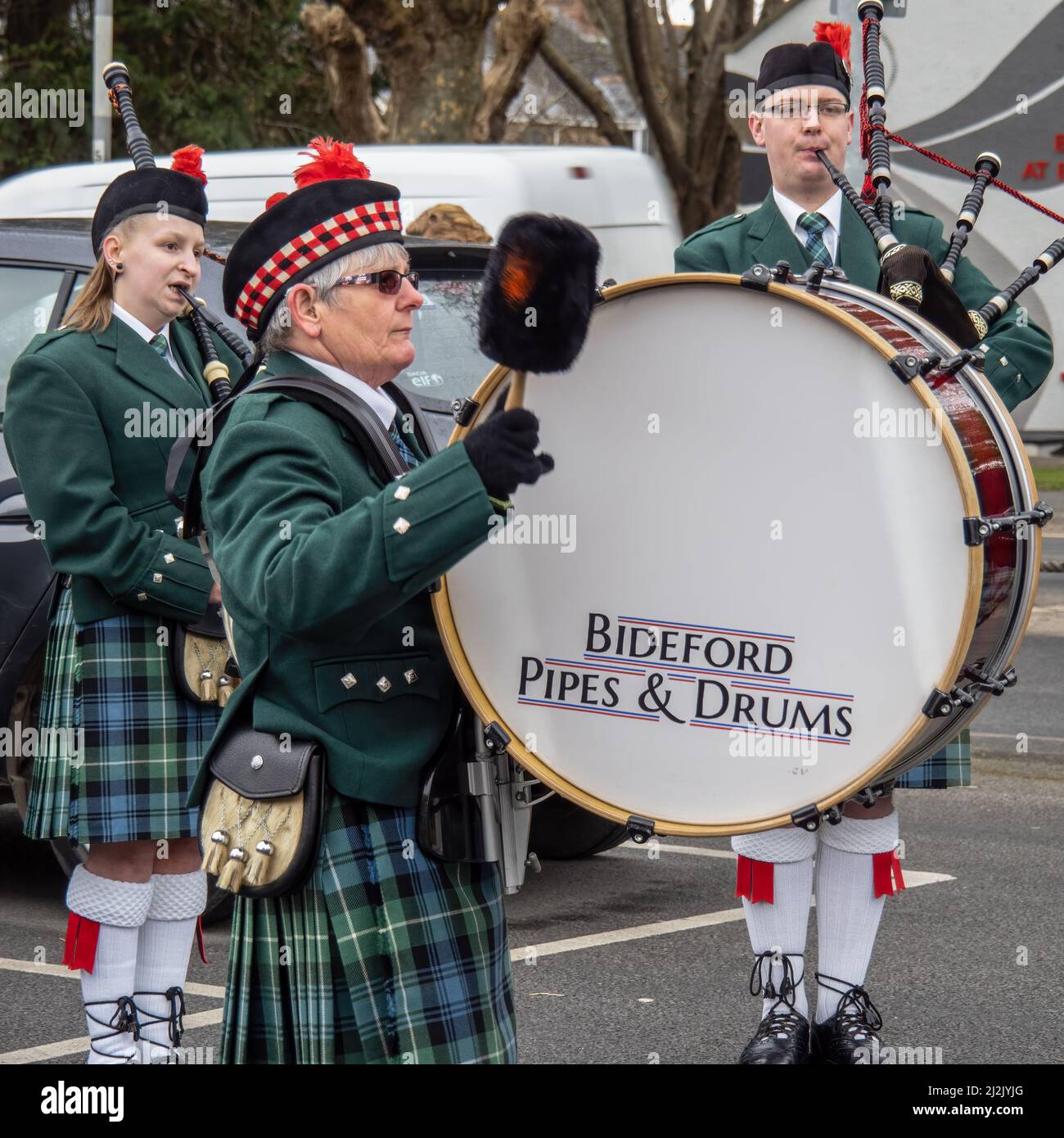 BIDEFORD, ENGLAND - MÄRZ 6 2022: Bideford Pipes and Drums Band mit Dudelsack. Stockfoto