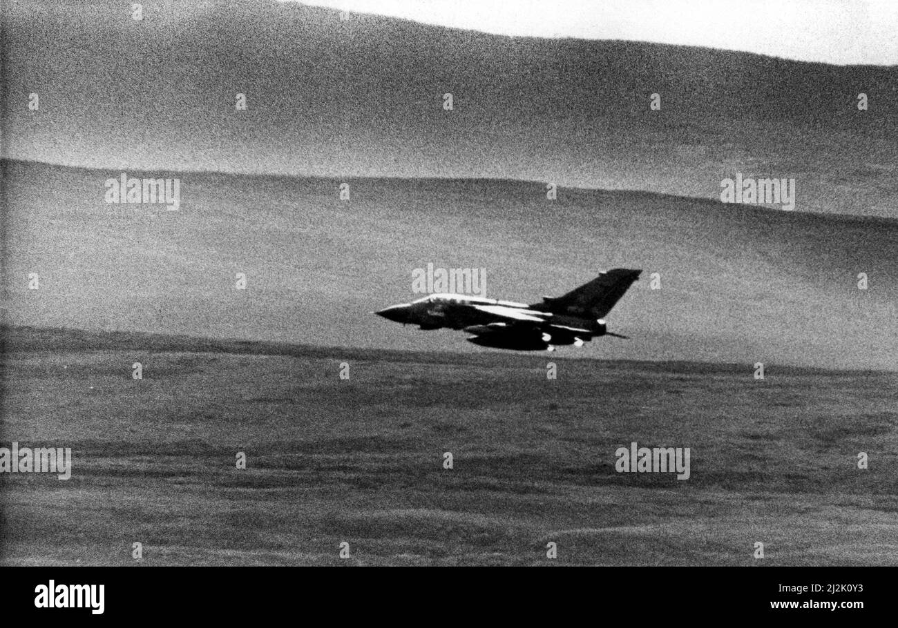 Ein niedrig fliegendes Flugzeug der RAF Panavia Tornado, das an der NATO-Übungsoperation Mallet Blow über der Otterburn Range in Northumberland teilnimmt. 3.. August 1987. Stockfoto