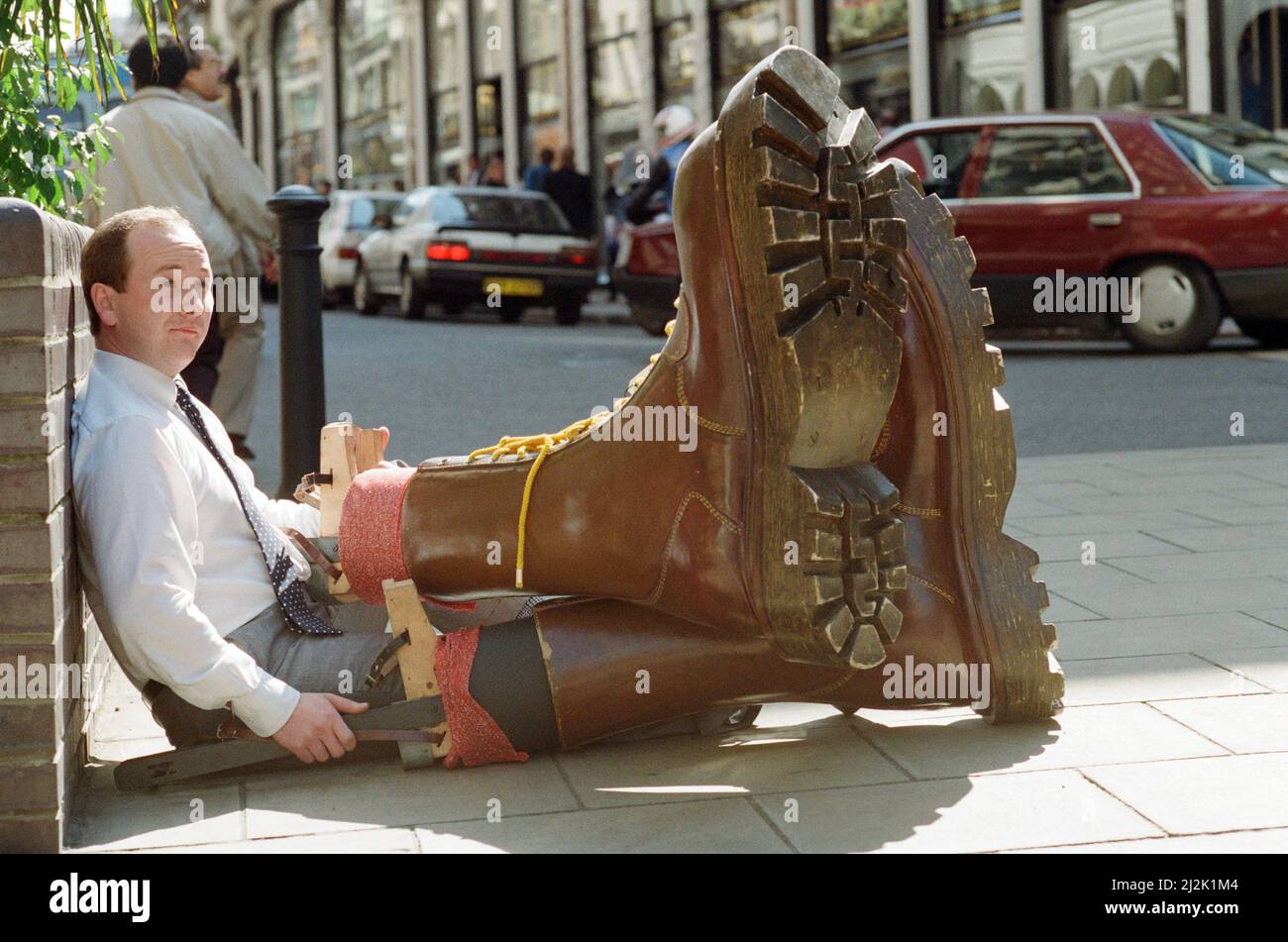 Sothebys Auktion von Elton John-Artikeln. Eltons berühmte Doc Martin Stiefel wurden aus einer Auktion für eine Rekordmarke von £11.000 in den Händen ihres Herstellers ausgezogen. Die 4ft 61/2-Zoll-Schnürsenkel aus Fiberglas mit Plateauschuhen und Metallsätteln wurden von Stephen Briggs gekauft, dessen Familienunternehmen Northampton Doc Martens in Lizenz aus Deutschland herstellt. Elton trug die Stiefel, als er den Pinball Wizard in der Rockoper Tommy spielte. Stephen war bereit, bis zu £15.000 für sie zu bieten. Im Bild Stephen mit seinen £11.000 Stiefeln. 6.. September 1988. Stockfoto