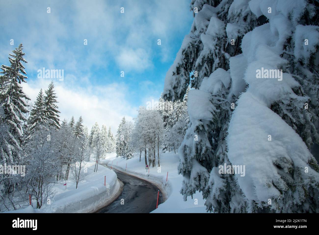 Kurvenreiche Straße zum Ibergeregg-Pass, Schwyz, Schweiz Stockfoto