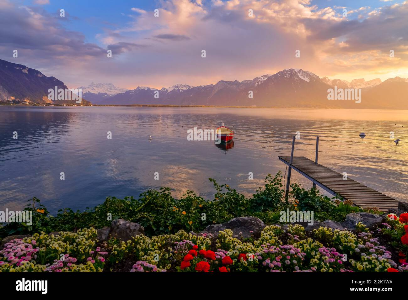 Boot im Genfer See im Frühling in der Schweiz vor Anker Stockfoto