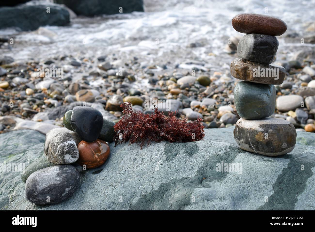 Pyramide de galets sur la Plage Stockfoto