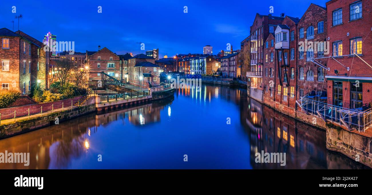 Stadtbild und Reflexionen in River Aire bei Nacht, Leeds, West Yorkshire, England, Großbritannien Stockfoto
