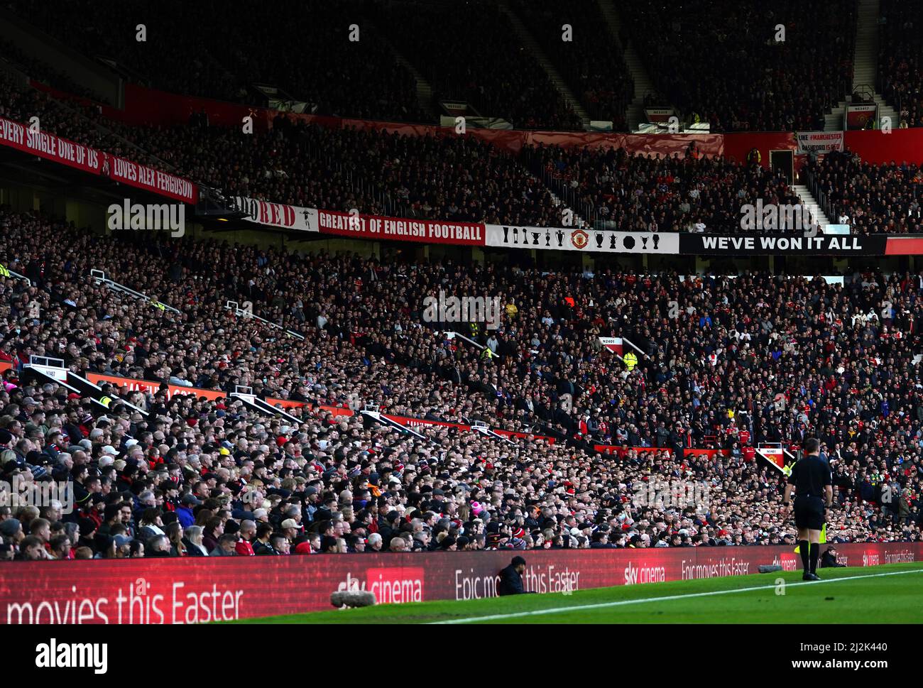 Eine allgemeine Ansicht der Fans auf den Tribünen während des Spiels in der Premier League in Old Trafford, Manchester. Bilddatum: Samstag, 2. April 2022. Stockfoto