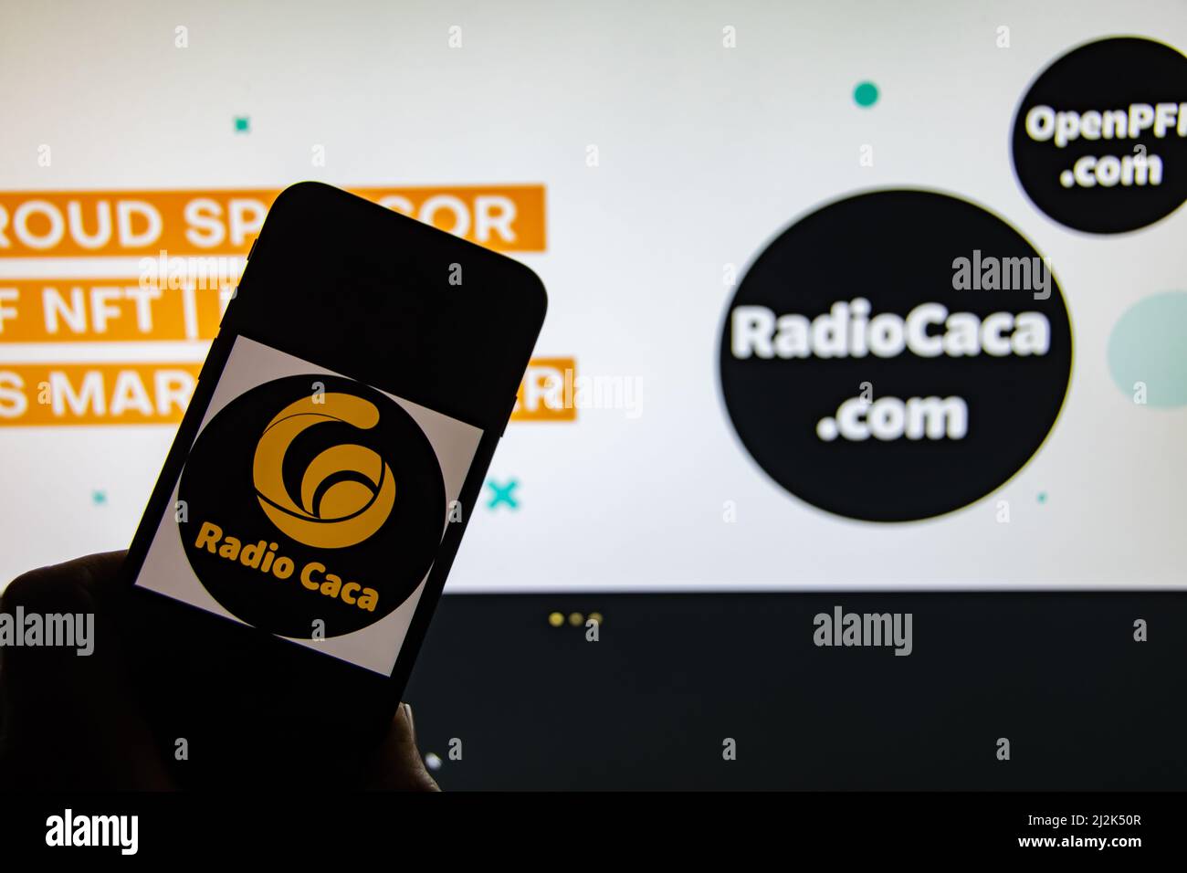 Rheinbach, Deutschland 1. April 2022, das Logo der Kryptowährung 'Radio Caca' auf dem Display eines Smartphones vor der Website Stockfoto
