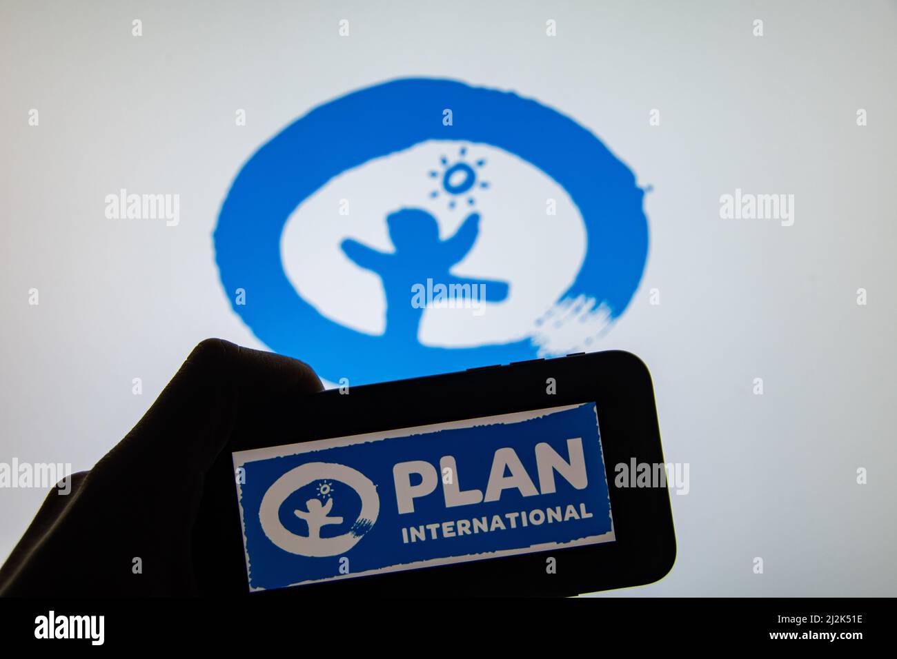 Rheinbach, Deutschland 1. April 2022, das Markenlogo der Hilfsorganisation "Plan International" auf dem Display eines Smartphones Stockfoto