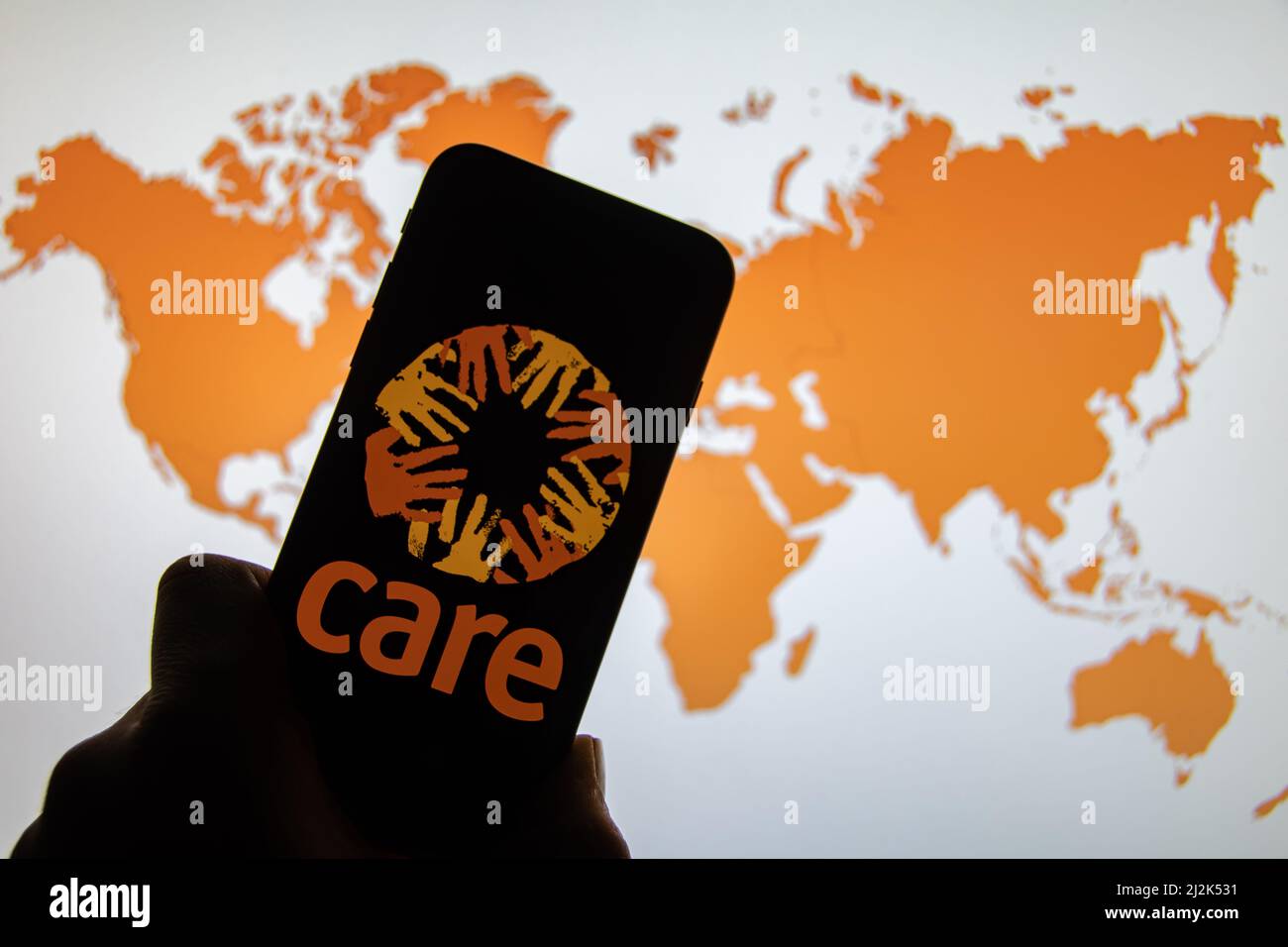 Rheinbach, Deutschland 1. April 2022, das Markenlogo der Hilfsorganisation 'Care International' auf dem Display eines Smartphones Stockfoto