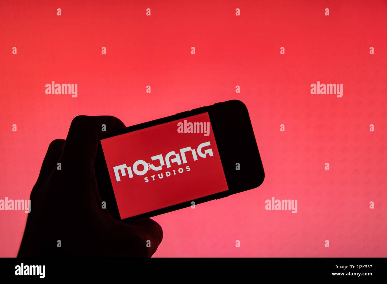 Rheinbach, Deutschland 1. April 2022, das Markenlogo des Spieleentwicklers „Mojang Studios“ auf dem Display eines Smartphones (Fokus auf das Markenlogo) Stockfoto