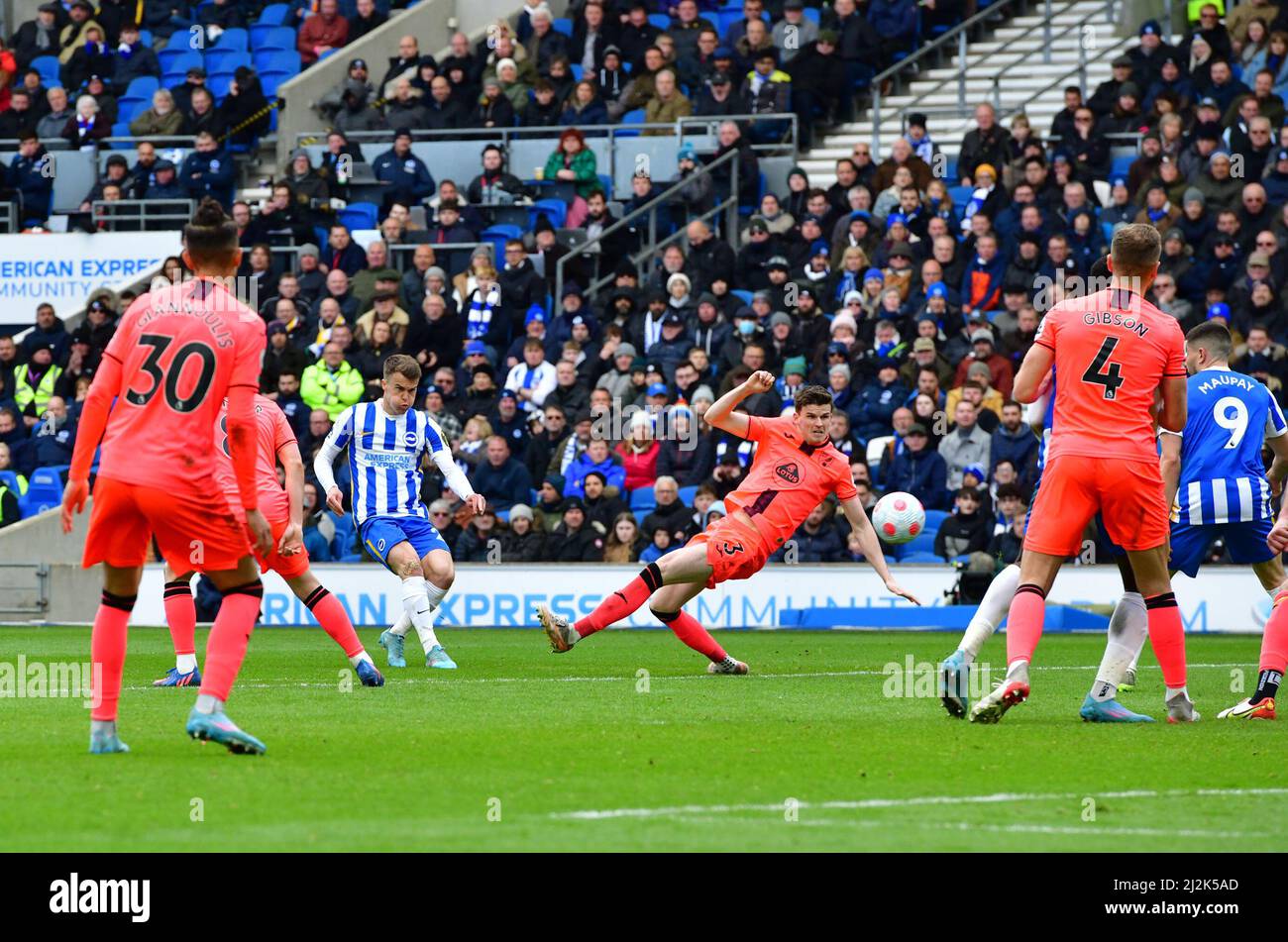 Brighton, Großbritannien. 02. April 2022. Beim Premier League-Spiel zwischen Brighton & Hove Albion und Norwich City am 2. 2022. April beim Amex in Brighton, England, hat der Soly March von Brighton und Hove Albion einen Torschuss erhalten. (Foto von Jeff Mood/phcimages.com) Quelle: PHC Images/Alamy Live News Stockfoto