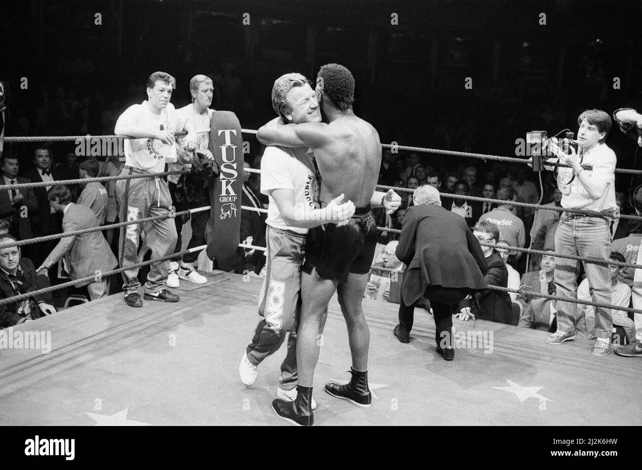 Nigel Benn gegen Tim Williams in der Royal Albert Hall London.Benn stoppte seinen Gegner in der zweiten Runde. (Bild) Benn umarmt seinen Trainer nach seinem Sieg. 28. Mai 1988 Stockfoto