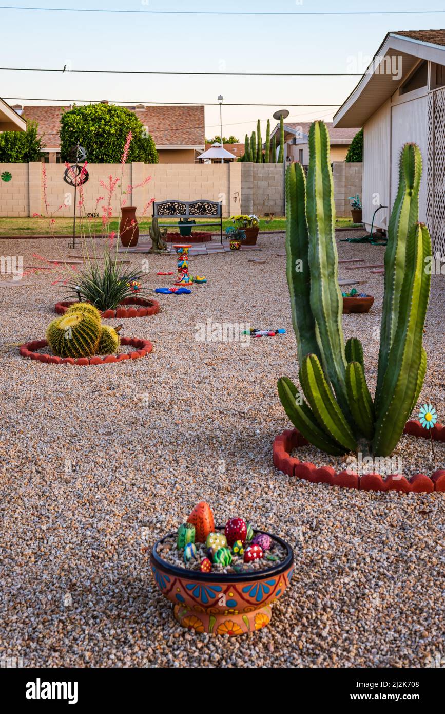 Wüstenlandschaft Vorgarten mit bunten Töpfen und Kakteen in Sun City, Arizona, USA Stockfoto