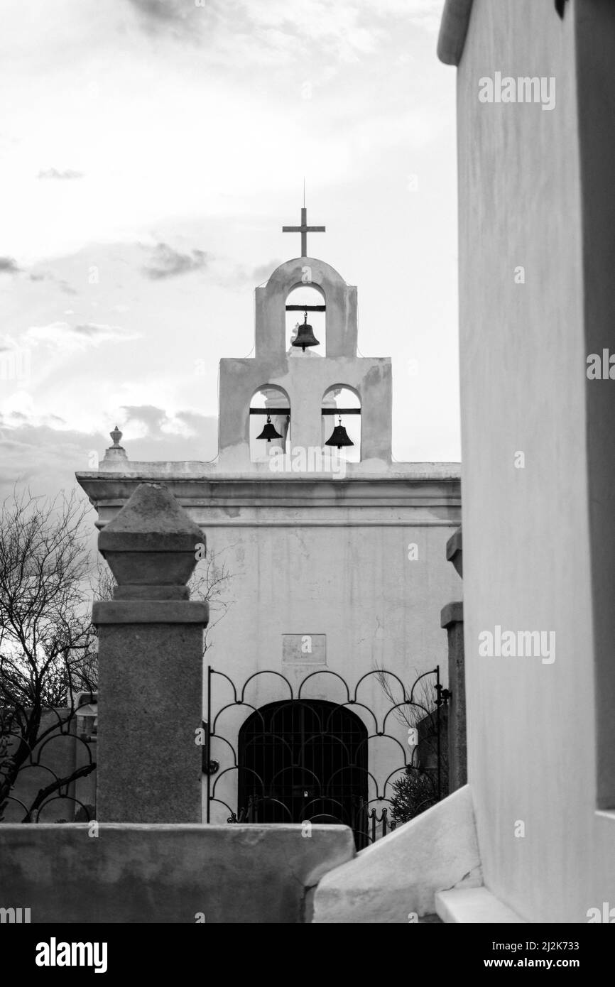 Schwarz-weiße Architektur Detailansicht der Kapellenglocken vom Innenhof der Mission San Xavier del Bac in Tucson, Arizona, USA. Stockfoto