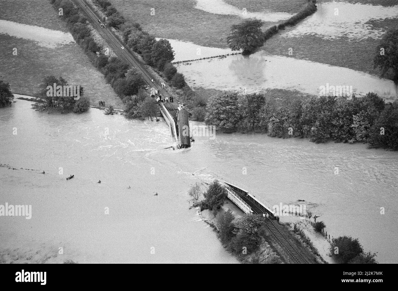 Die Glanrhyd Bridge am Fluss Towey in der Nähe von Llandeilo, Carmarthenshire, Wales, die am 19. Oktober 1987 aufgrund von Überschwemmungen einstürzte und weggefegt wurde. Die Veranstaltung fand am frühen Montag, 19. Oktober 1987, statt. Der 05:27-Personen-Zug von Swansea nach Shrewsbury auf der Heart of Wales Line, bestehend aus einer Zweiwagen-DMU der Klasse 108, stürzte gegen 7 Uhr in den Fluss Towy in der Nähe von Llandeilo ein. Der Unfall wurde durch die teilweise durch den geschwollenen Fluss weggespülte Glanrhyd-Brücke verursacht. Der Zug bewegte sich mit nur 10 Meilen pro Stunde, was die normale Geschwindigkeitsbegrenzung für diese Brücke war. Vier Menschen sterben Stockfoto