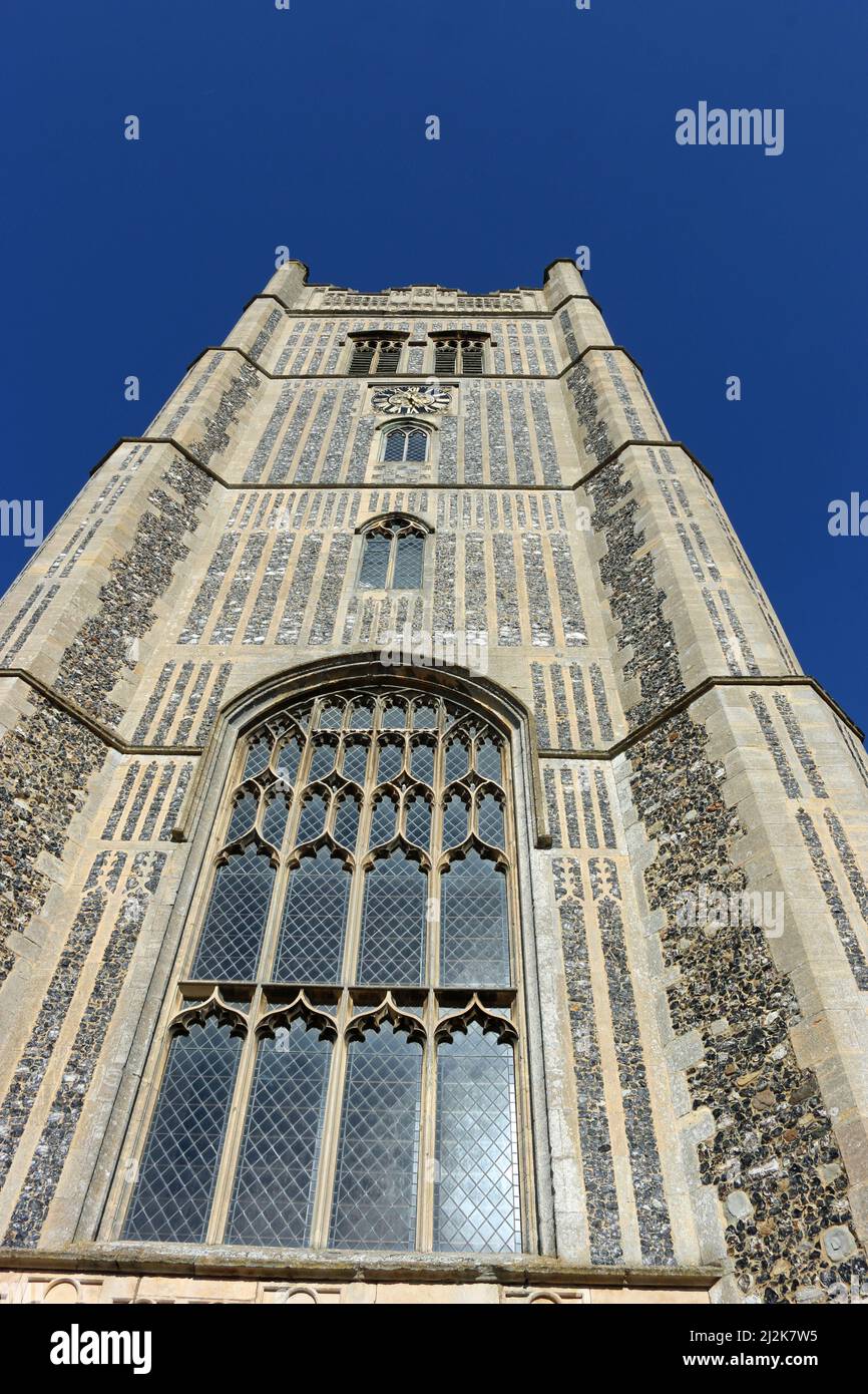 Westturm der Pfarrkirche St. Peter und St. Paul in Suffolk und blauer Himmel ohne Wolke im Hintergrund. Stockfoto