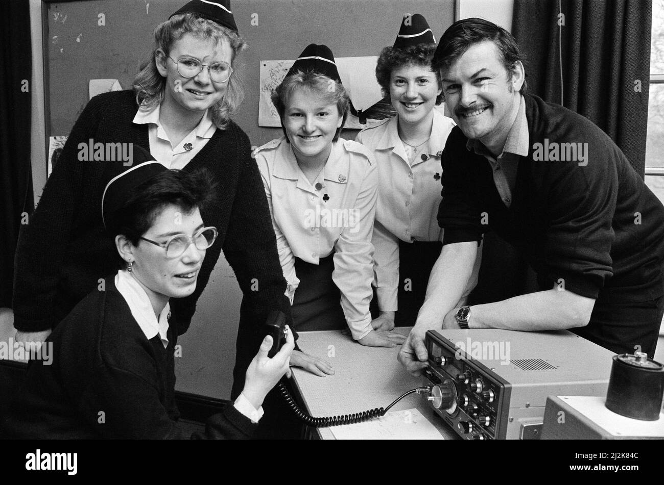 Am Wochenende sind die Führer der 7. Mirfield Company ins Radio gekommen. Von links sind Rachel Newby, Philippa Woods, Lisa Wilson und Judith Howarth mit Herrn Tim Clough vom Spen Valley Amateur Radio Club zu sehen. ¿ Veranstaltung war Teil eines internationalen Thinking Day, an dem Guides aus aller Welt den Geburtstag des Gründers der Bewegung, Lord Baden Powell, feiern. 21.. Februar 1987. Stockfoto