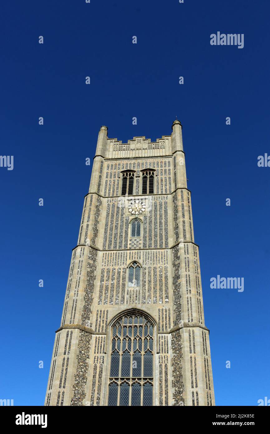 Westturm der Pfarrkirche St. Peter und St. Paul in Suffolk und blauer Himmel ohne Wolke im Hintergrund. Stockfoto