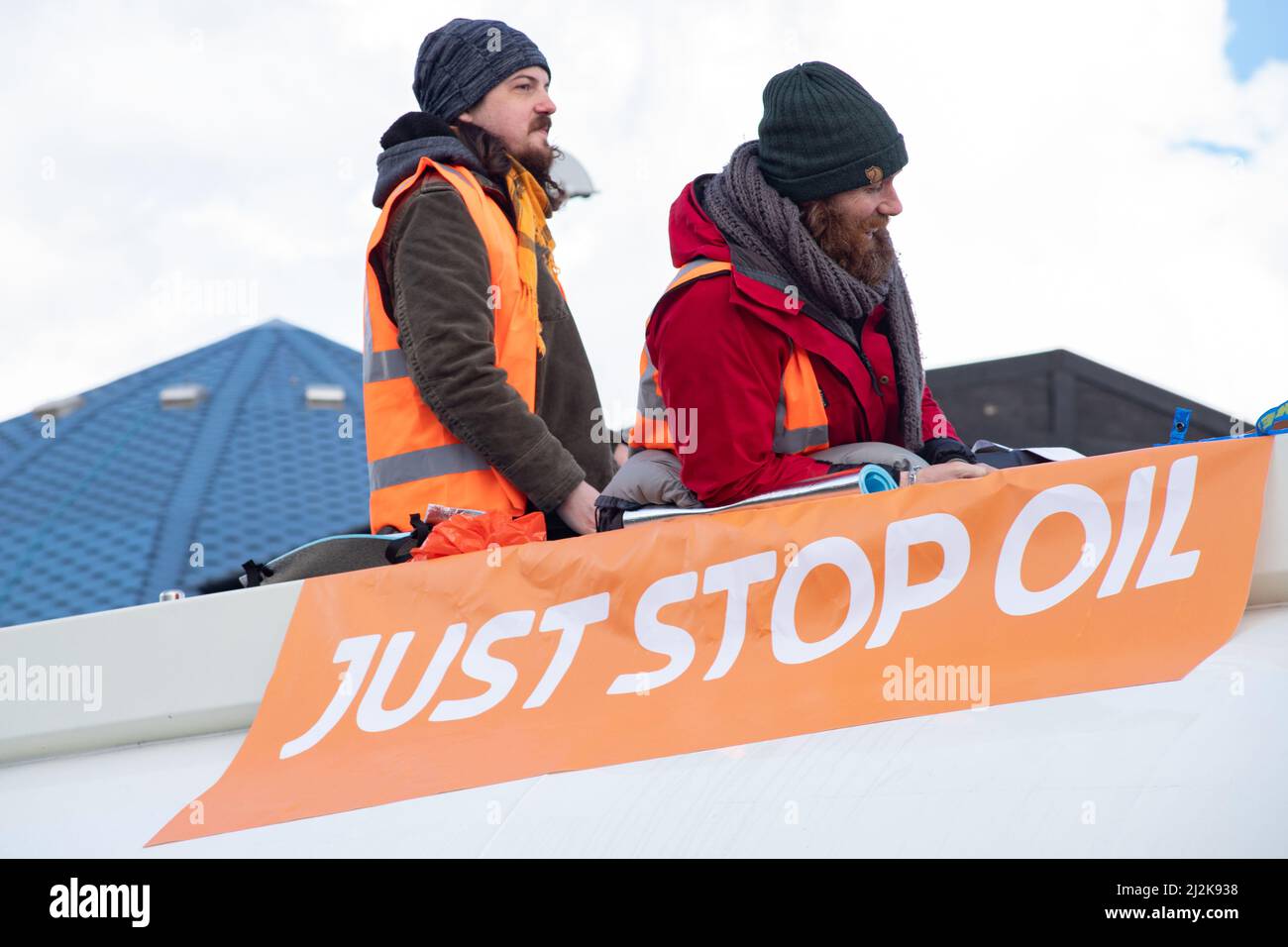 Grays, Thurrock, Großbritannien 2. April 2022 Stoppt einfach Öl Demonstranten blockieren Straßen am Thurrock Öldepot. Vier Demonstranten bestiegen einen Öltanker, der sich mit Schleusen auf dem Dach sicherte, während eine andere Gruppe eine Holzkonstruktion schuf, die einen Tunnel deckte, der unter der Straße ausgegraben wurde. Die vier Demonstranten wurden von den Rettungsdiensten mit einer Bahre entfernt und anschließend verhaftet. Kredit: Denise Laura Baker/Alamy Live Nachrichten Stockfoto
