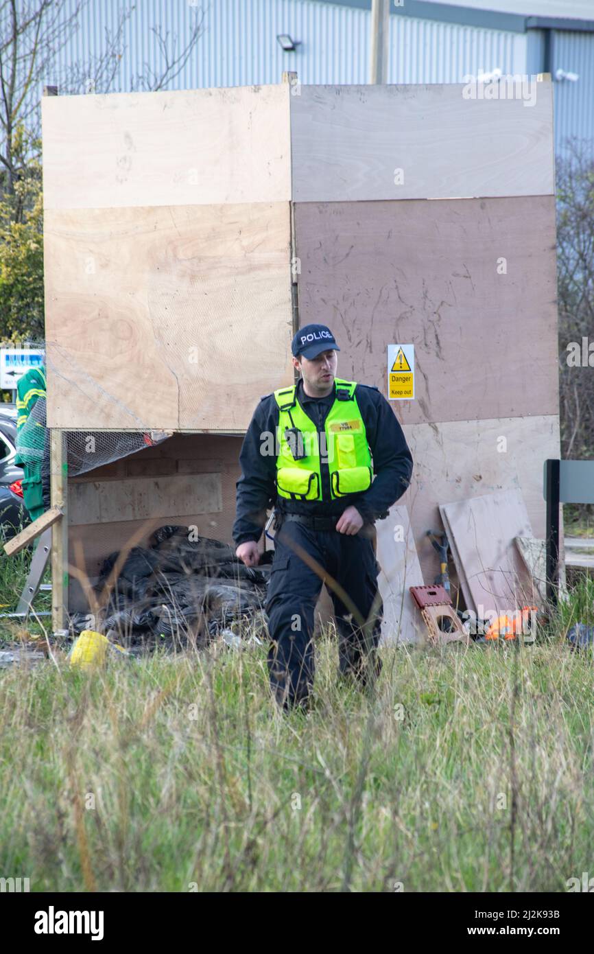 Grays, Thurrock, Großbritannien 2. April 2022 Stoppt einfach Öl Demonstranten blockieren Straßen am Thurrock Öldepot. Vier Demonstranten bestiegen einen Öltanker, der sich mit Schleusen auf dem Dach sicherte, während eine andere Gruppe eine Holzkonstruktion schuf, die einen Tunnel deckte, der unter der Straße ausgegraben wurde. Ein Mann wurde von der Oberseite der hölzernen Struktur entfernt und verhaftet. Die Struktur wurde dann entfernt und das Tunnelteam begann mit den Arbeiten zum Entfernen der Tunnelröhren. Kredit: Denise Laura Baker/Alamy Live Nachrichten Stockfoto