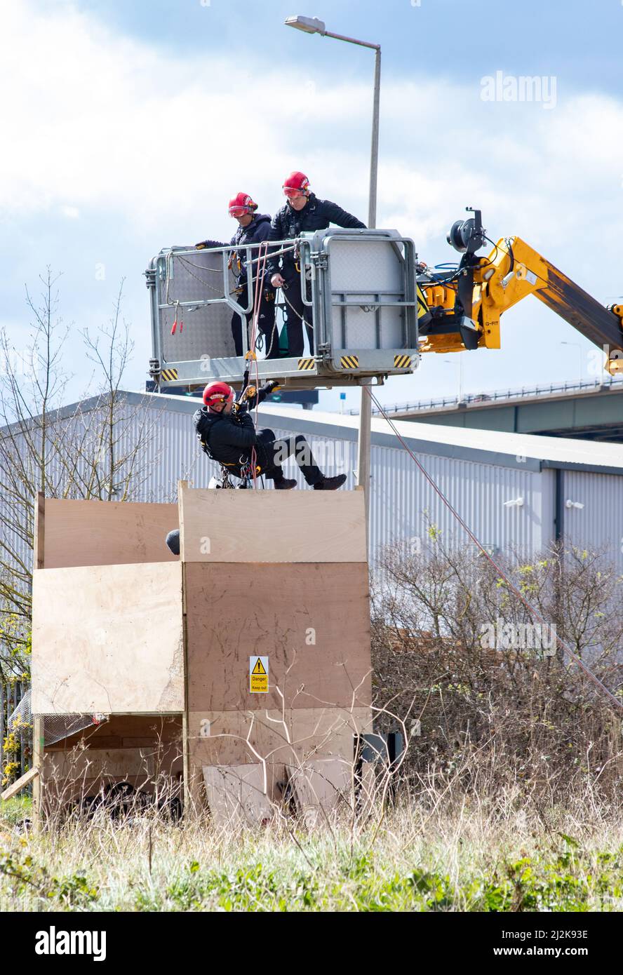 Grays, Thurrock, Großbritannien 2. April 2022 Stoppt einfach Öl Demonstranten blockieren Straßen am Thurrock Öldepot. Vier Demonstranten bestiegen einen Öltanker, der sich mit Schleusen auf dem Dach sicherte, während eine andere Gruppe eine Holzkonstruktion schuf, die einen Tunnel deckte, der unter der Straße ausgegraben wurde. Ein Mann wurde von der Oberseite der hölzernen Struktur entfernt und verhaftet. Die Struktur wurde dann entfernt und das Tunnelteam begann mit den Arbeiten zum Entfernen der Tunnelröhren. Kredit: Denise Laura Baker/Alamy Live Nachrichten Stockfoto