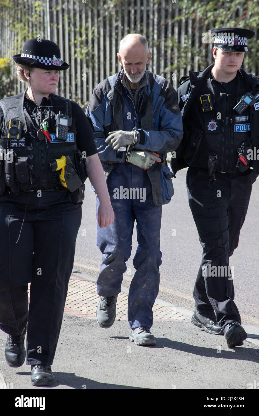 Grays, Thurrock, Großbritannien 2. April 2022 Stoppt einfach Öl Demonstranten blockieren Straßen am Thurrock Öldepot. Vier Demonstranten bestiegen einen Öltanker, der sich mit Schleusen auf dem Dach sicherte, während eine andere Gruppe eine Holzkonstruktion schuf, die einen Tunnel deckte, der unter der Straße ausgegraben wurde. Ein Mann wurde von der Oberseite der hölzernen Struktur entfernt und verhaftet. Die Struktur wurde dann entfernt und das Tunnelteam begann mit den Arbeiten zum Entfernen der Tunnelröhren. Kredit: Denise Laura Baker/Alamy Live Nachrichten Stockfoto