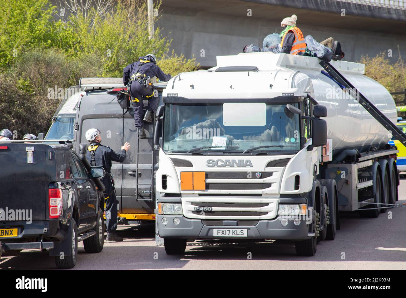 Grays, Thurrock, Großbritannien 2. April 2022 Stoppt einfach Öl Demonstranten blockieren Straßen am Thurrock Öldepot. Vier Demonstranten bestiegen einen Öltanker, der sich mit Schleusen auf dem Dach sicherte, während eine andere Gruppe eine Holzkonstruktion schuf, die einen Tunnel deckte, der unter der Straße ausgegraben wurde. Die vier Demonstranten wurden von den Rettungsdiensten mit einer Bahre entfernt und anschließend verhaftet. Kredit: Denise Laura Baker/Alamy Live Nachrichten Stockfoto