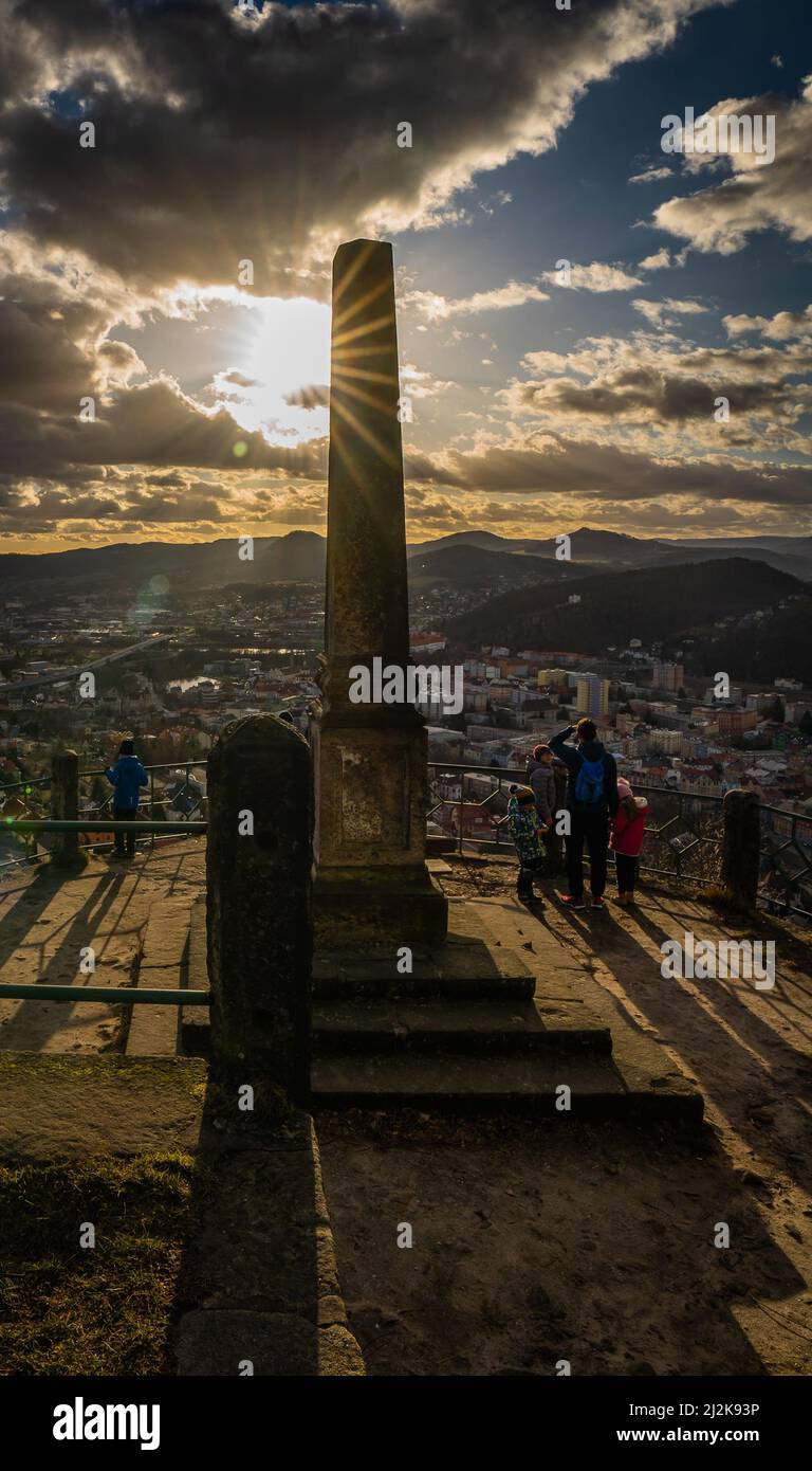 Herrlicher Blick über die tiefen Täler der Elbe. So ein schöner und ruhiger Ort während des magischen Sonnenuntergangs mit dem Himmel voller flauschiger Wolken. Stockfoto