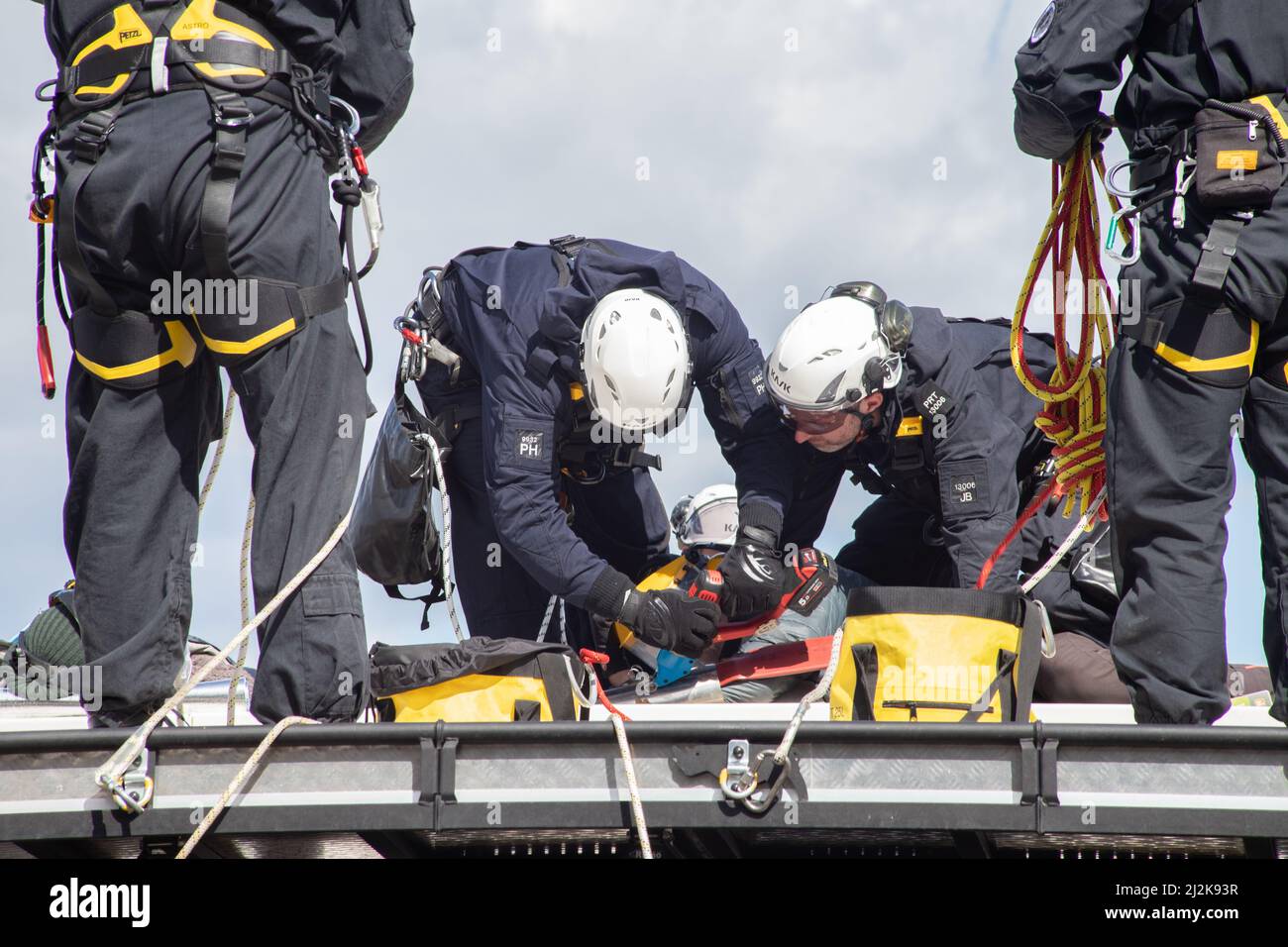 Grays, Thurrock, Großbritannien 2. April 2022 Stoppt einfach Öl Demonstranten blockieren Straßen am Thurrock Öldepot. Vier Demonstranten bestiegen einen Öltanker, der sich mit Schleusen auf dem Dach sicherte, während eine andere Gruppe eine Holzkonstruktion schuf, die einen Tunnel deckte, der unter der Straße ausgegraben wurde. Die vier Demonstranten wurden von den Rettungsdiensten mit einer Bahre entfernt und anschließend verhaftet. Kredit: Denise Laura Baker/Alamy Live Nachrichten Stockfoto