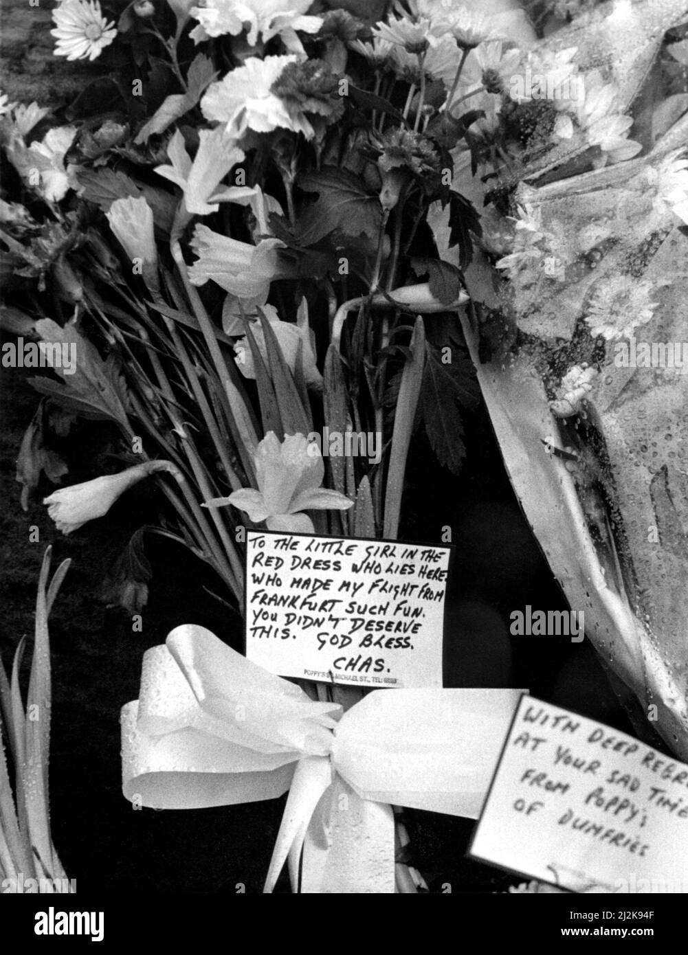 Die Flugkatastrophe von Lockerbie, die sich am 21.. Dezember 1988 ereignete. Beteiligt war die Pam Boeing 747-121, Clipper Maid of the Seas. Eine blumige Hommage und ergreifende Botschaft eines Reisenden, der Flug 103 in London verlassen hat. 25/12/1988 Stockfoto