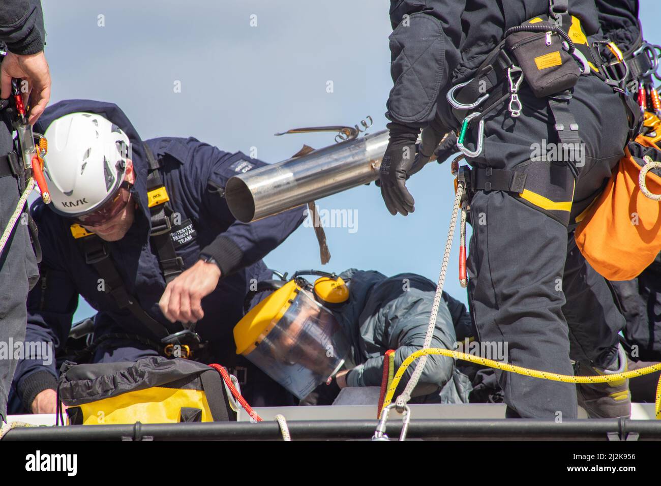 Grays, Thurrock, Großbritannien 2. April 2022 Stoppt einfach Öl Demonstranten blockieren Straßen am Thurrock Öldepot. Vier Demonstranten bestiegen einen Öltanker, der sich mit Schleusen auf dem Dach sicherte, während eine andere Gruppe eine Holzkonstruktion schuf, die einen Tunnel deckte, der unter der Straße ausgegraben wurde. Die vier Demonstranten wurden von den Rettungsdiensten mit einer Bahre entfernt und anschließend verhaftet. Kredit: Denise Laura Baker/Alamy Live Nachrichten Stockfoto