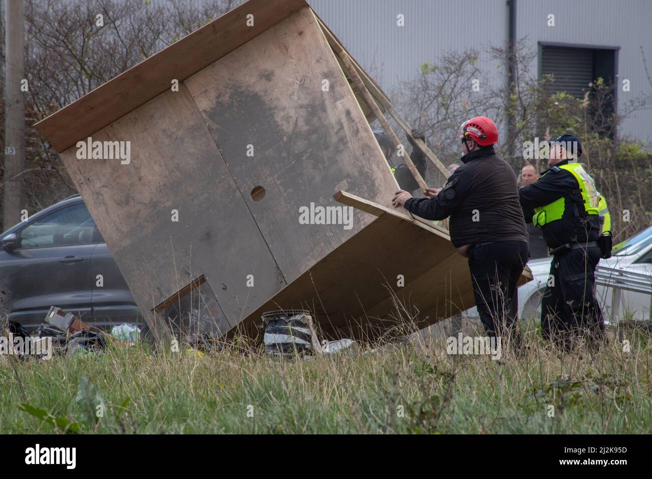 Grays, Thurrock, Großbritannien 2. April 2022 Stoppt einfach Öl Demonstranten blockieren Straßen am Thurrock Öldepot. Vier Demonstranten bestiegen einen Öltanker, der sich mit Schleusen auf dem Dach sicherte, während eine andere Gruppe eine Holzkonstruktion schuf, die einen Tunnel deckte, der unter der Straße ausgegraben wurde. Ein Mann wurde von der Oberseite der hölzernen Struktur entfernt und verhaftet. Die Struktur wurde dann entfernt und das Tunnelteam begann mit den Arbeiten zum Entfernen der Tunnelröhren. Kredit: Denise Laura Baker/Alamy Live Nachrichten Stockfoto