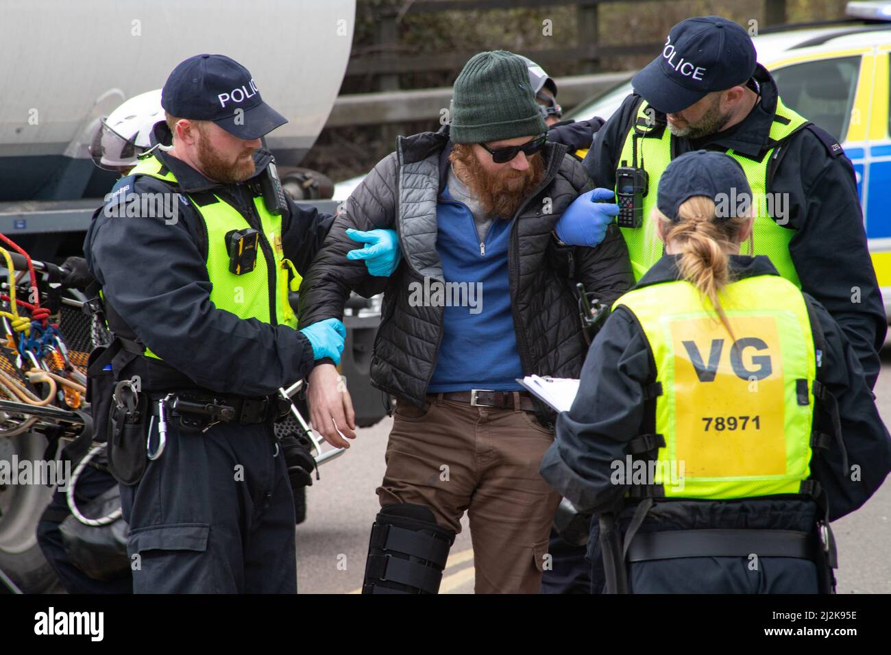 Grays, Thurrock, Großbritannien 2. April 2022 Stoppt einfach Öl Demonstranten blockieren Straßen am Thurrock Öldepot. Vier Demonstranten bestiegen einen Öltanker, der sich mit Schleusen auf dem Dach sicherte, während eine andere Gruppe eine Holzkonstruktion schuf, die einen Tunnel deckte, der unter der Straße ausgegraben wurde. Die vier Demonstranten wurden von den Rettungsdiensten mit einer Bahre entfernt und anschließend verhaftet. Kredit: Denise Laura Baker/Alamy Live Nachrichten Stockfoto