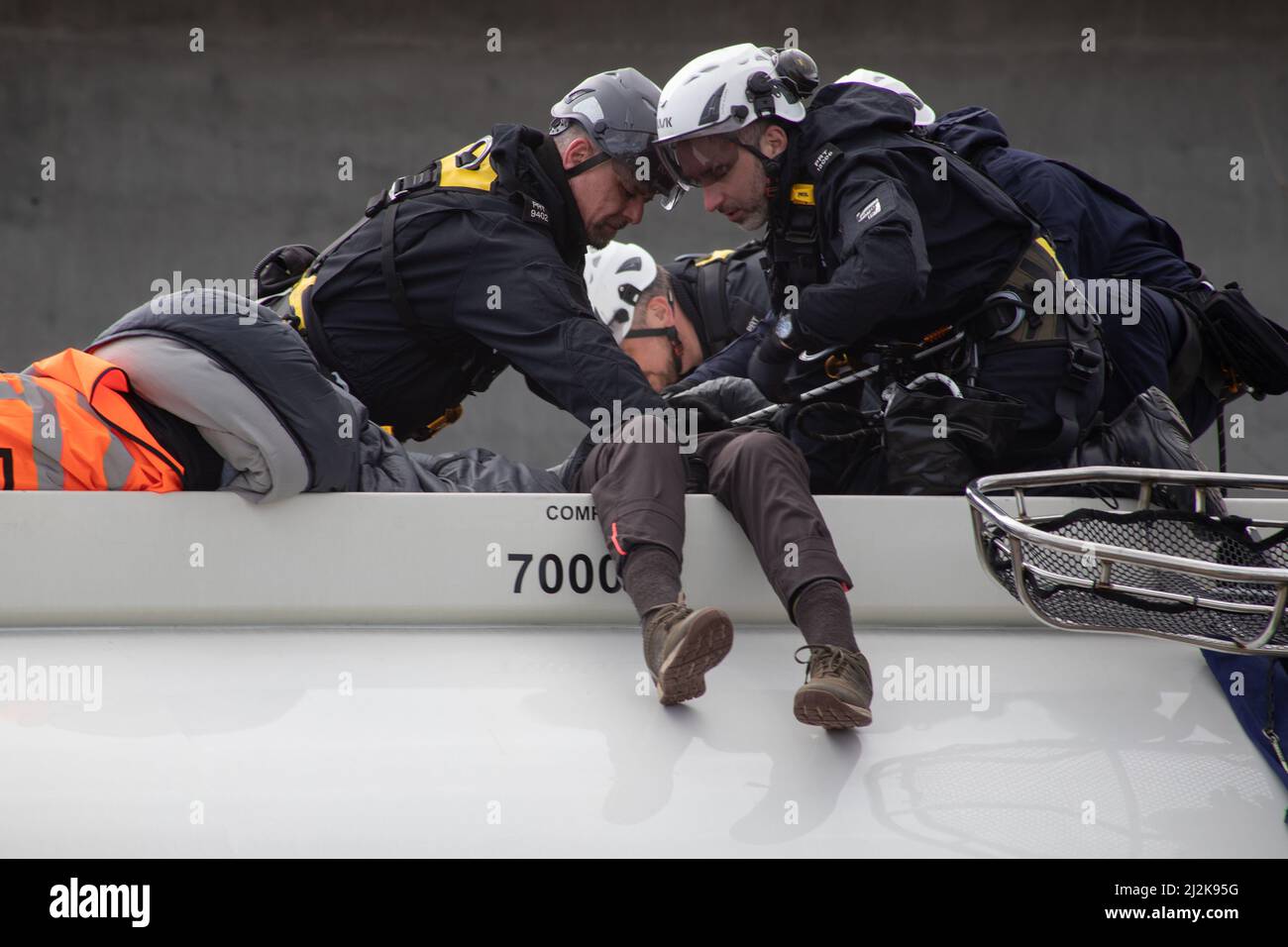 Grays, Thurrock, Großbritannien 2. April 2022 Stoppt einfach Öl Demonstranten blockieren Straßen am Thurrock Öldepot. Vier Demonstranten bestiegen einen Öltanker, der sich mit Schleusen auf dem Dach sicherte, während eine andere Gruppe eine Holzkonstruktion schuf, die einen Tunnel deckte, der unter der Straße ausgegraben wurde. Die vier Demonstranten wurden von den Rettungsdiensten mit einer Bahre entfernt und anschließend verhaftet. Kredit: Denise Laura Baker/Alamy Live Nachrichten Stockfoto