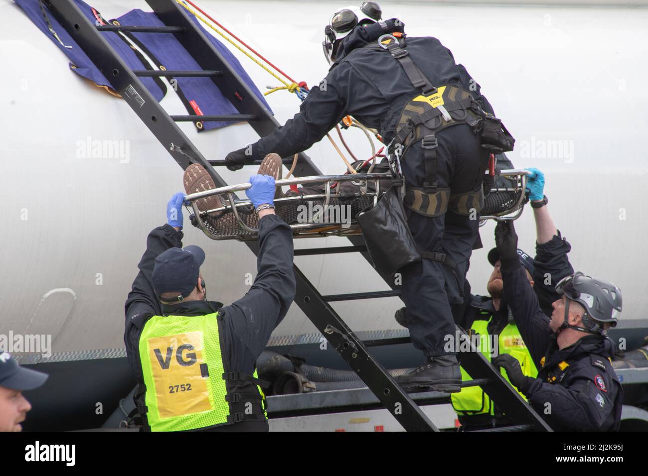 Grays, Thurrock, Großbritannien 2. April 2022 Stoppt einfach Öl Demonstranten blockieren Straßen am Thurrock Öldepot. Vier Demonstranten bestiegen einen Öltanker, der sich mit Schleusen auf dem Dach sicherte, während eine andere Gruppe eine Holzkonstruktion schuf, die einen Tunnel deckte, der unter der Straße ausgegraben wurde. Die vier Demonstranten wurden von den Rettungsdiensten mit einer Bahre entfernt und anschließend verhaftet. Kredit: Denise Laura Baker/Alamy Live Nachrichten Stockfoto