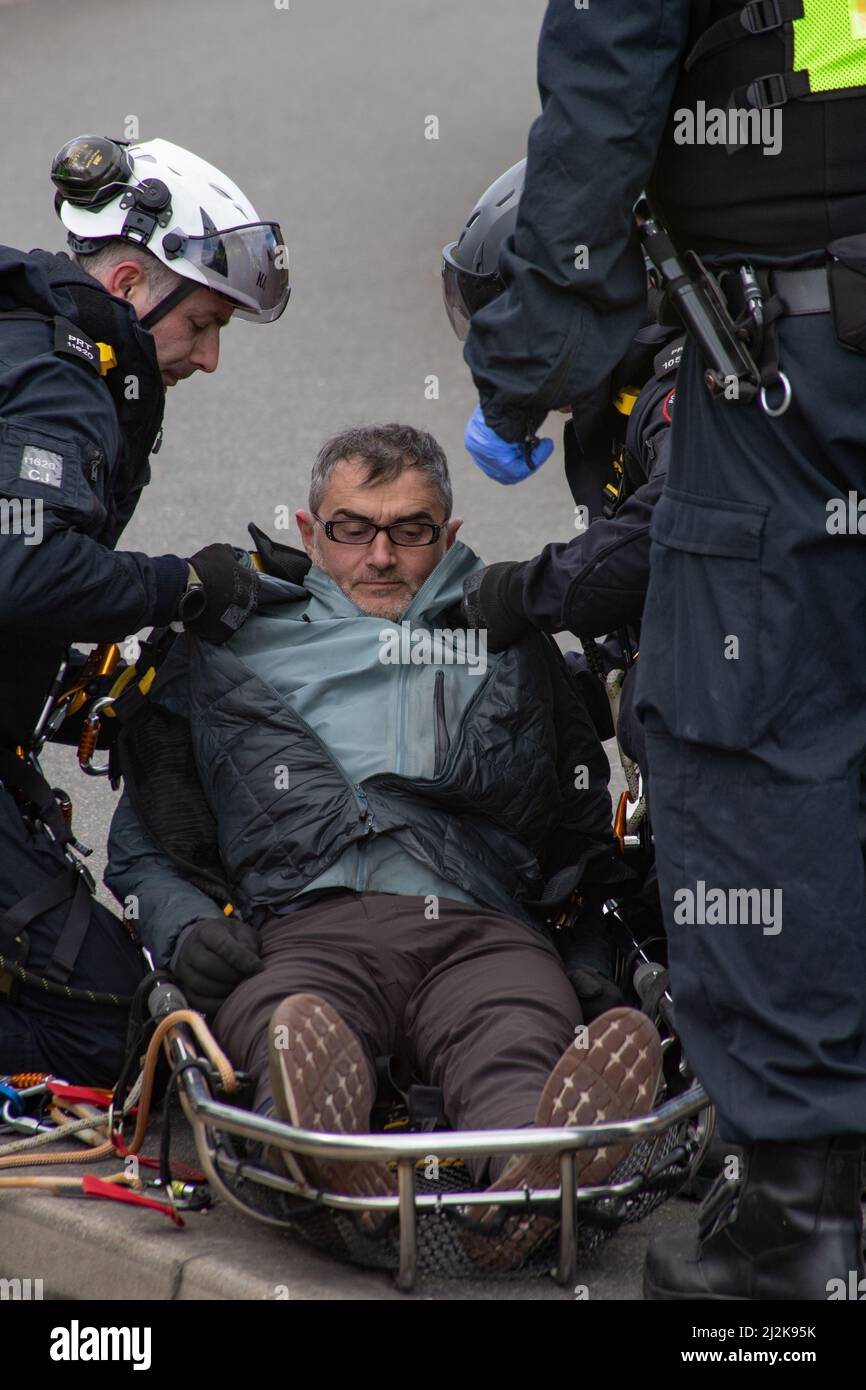 Grays, Thurrock, Großbritannien 2. April 2022 Stoppt einfach Öl Demonstranten blockieren Straßen am Thurrock Öldepot. Vier Demonstranten bestiegen einen Öltanker, der sich mit Schleusen auf dem Dach sicherte, während eine andere Gruppe eine Holzkonstruktion schuf, die einen Tunnel deckte, der unter der Straße ausgegraben wurde. Die vier Demonstranten wurden von den Rettungsdiensten mit einer Bahre entfernt und anschließend verhaftet. Kredit: Denise Laura Baker/Alamy Live Nachrichten Stockfoto