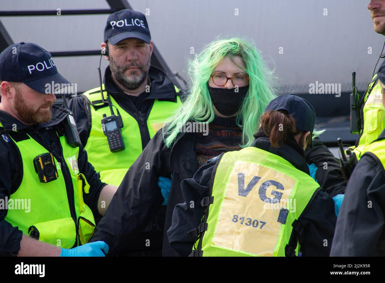 Grays, Thurrock, Großbritannien 2. April 2022 Stoppt einfach Öl Demonstranten blockieren Straßen am Thurrock Öldepot. Vier Demonstranten bestiegen einen Öltanker, der sich mit Schleusen auf dem Dach sicherte, während eine andere Gruppe eine Holzkonstruktion schuf, die einen Tunnel deckte, der unter der Straße ausgegraben wurde. Die vier Demonstranten wurden von den Rettungsdiensten mit einer Bahre entfernt und anschließend verhaftet. Kredit: Denise Laura Baker/Alamy Live Nachrichten Stockfoto